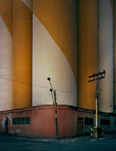 Verdrehte Silos von Barry Cawston 120 x 100cm Fotografie mit Acryl-Gesichtshalterung