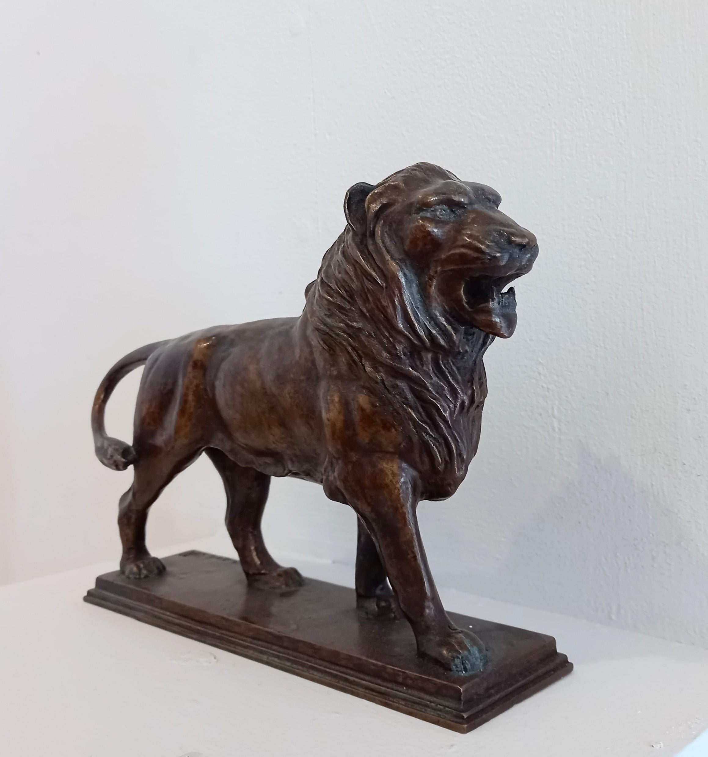 Lion - Renaissance Sculpture par Barry Davies 