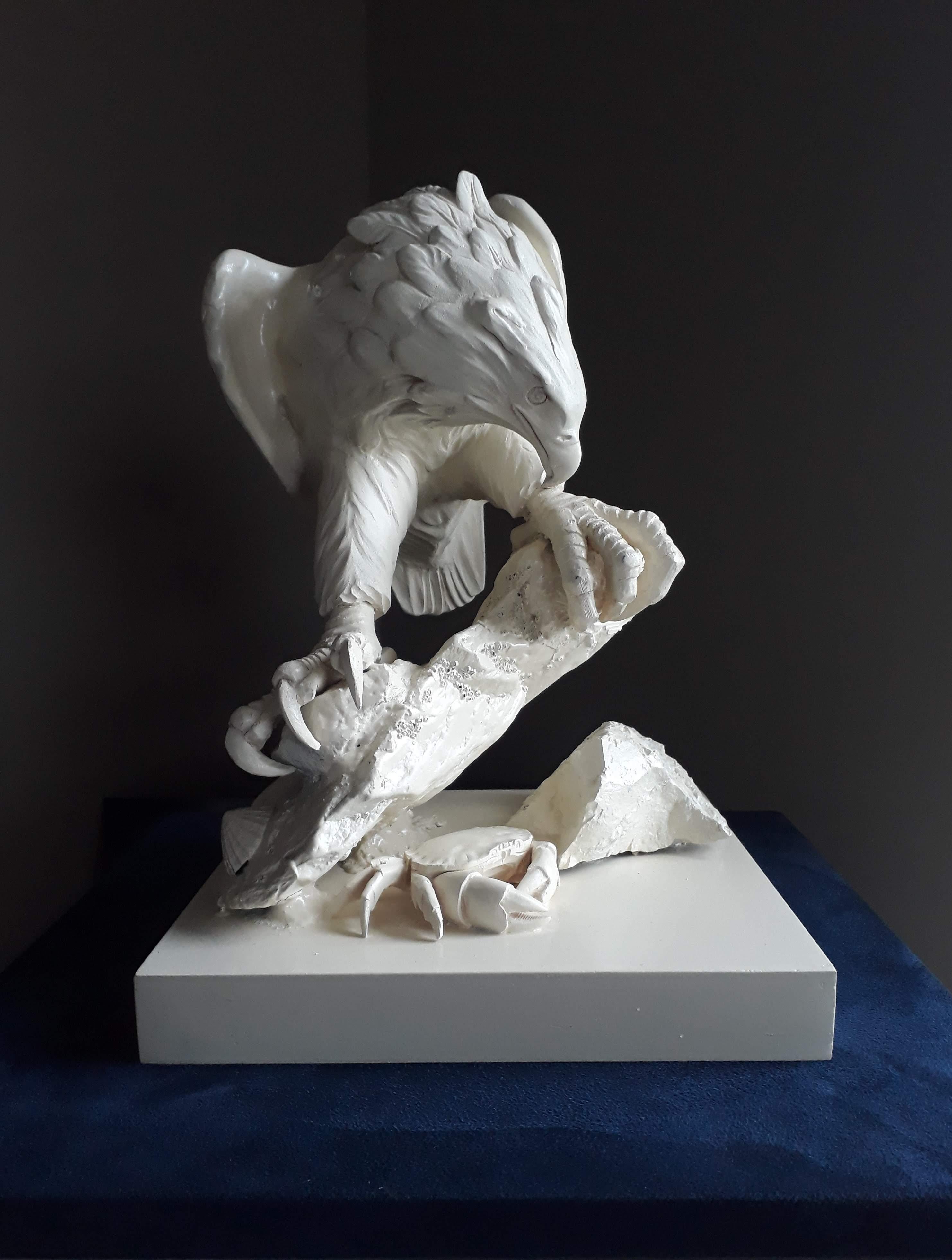 Barry Davies  Figurative Sculpture – Weißer tailed sea eagle und Krabbe in Weiß