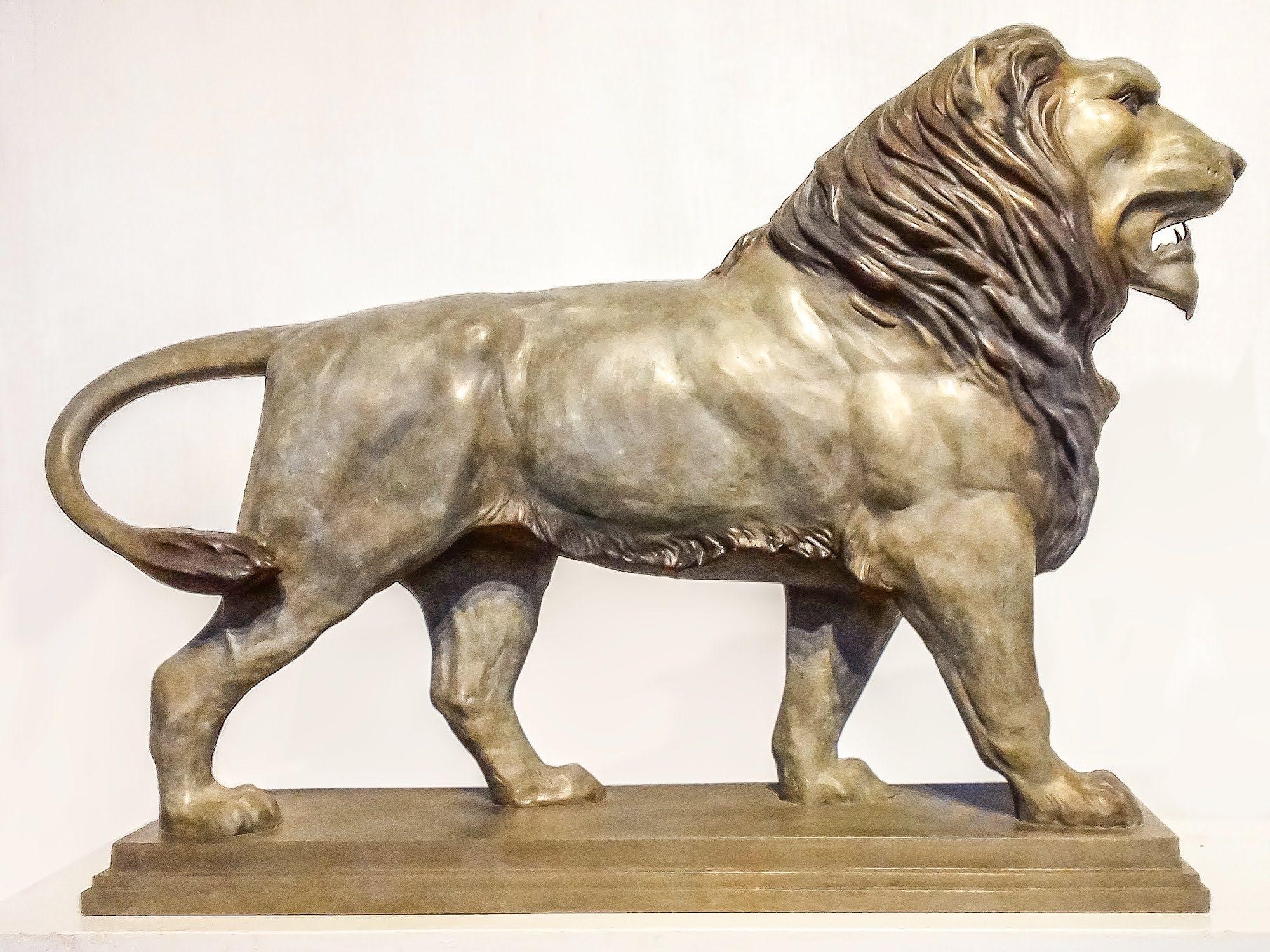 Figurative Sculpture Barry Davies - Étude anatomique d'un lion