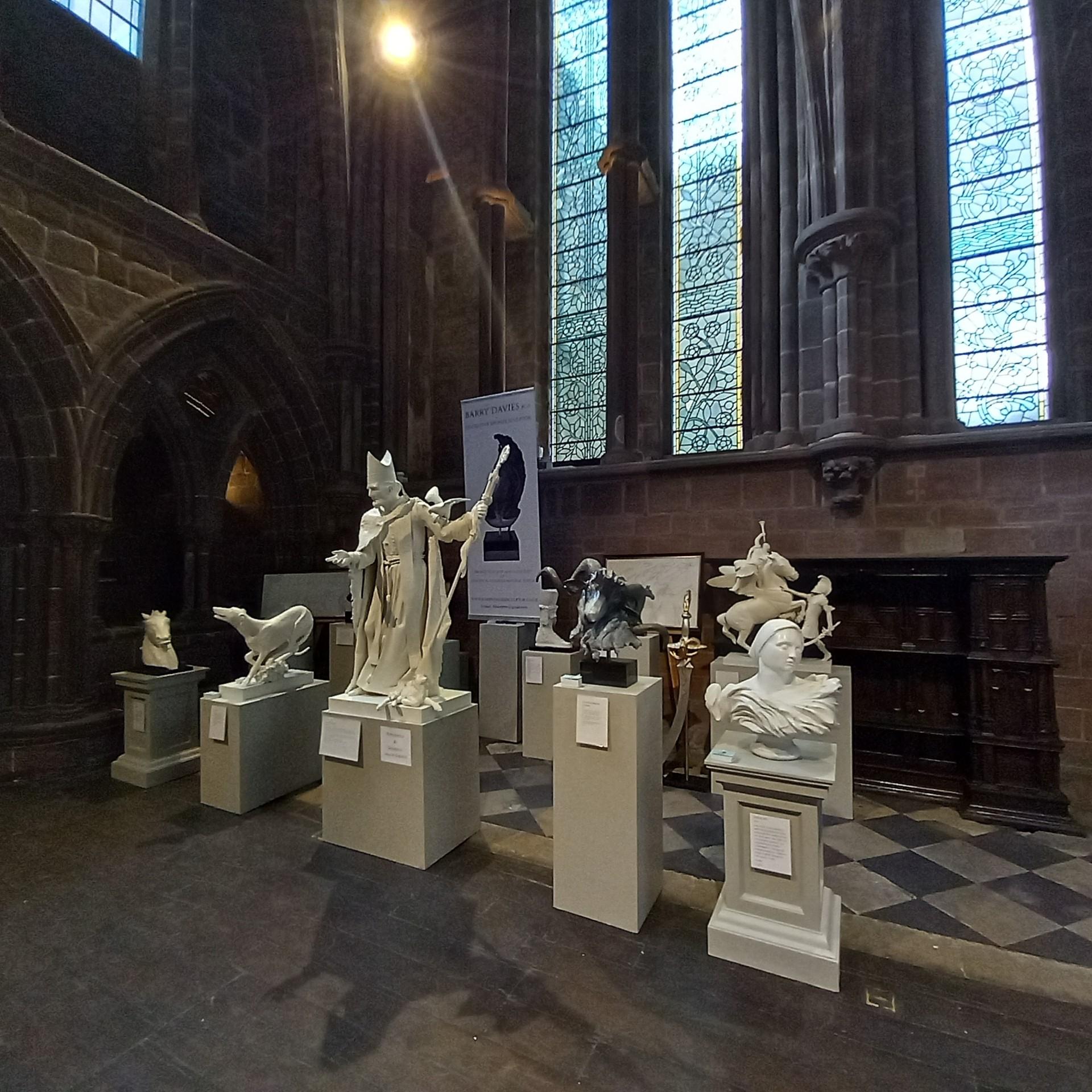 Jeanne d'Arc ist hier in einer Einzelausstellung in der St. Edwards-Kapelle der Kathedrale von St. David in Südwales zu sehen. Aus einem massiven, aus Italien importierten Carrara-Marmorblock handgeschnitzt, verwendete Davies traditionelle