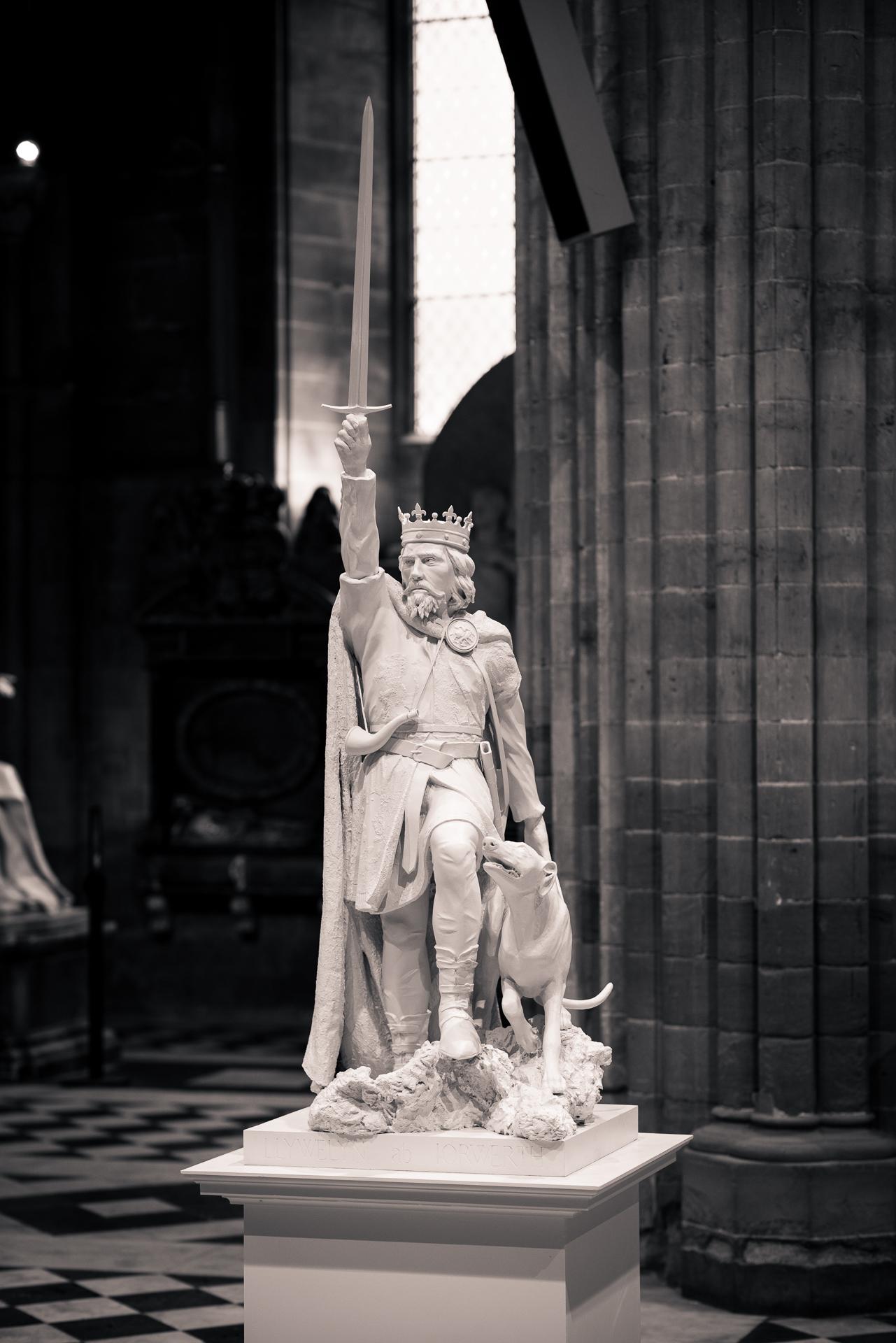 Llewelyn ab Iorwerth (Llewelyn der Große) – Sculpture von Barry Davies
