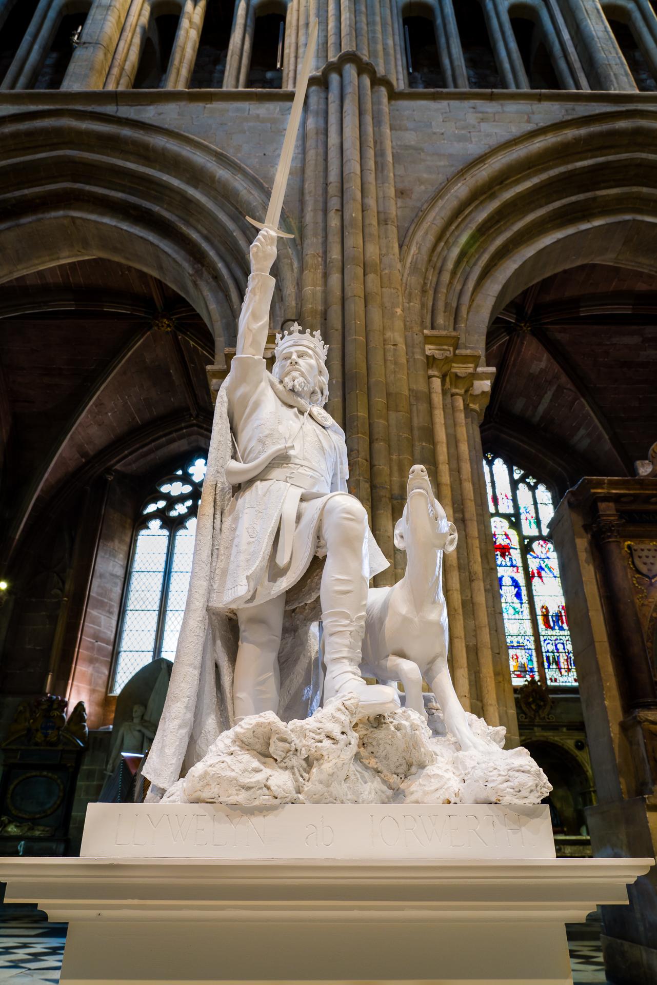 Figurative Sculpture Barry Davies - Llewelyn ab Iorwerth (Llewelyn le Grand)