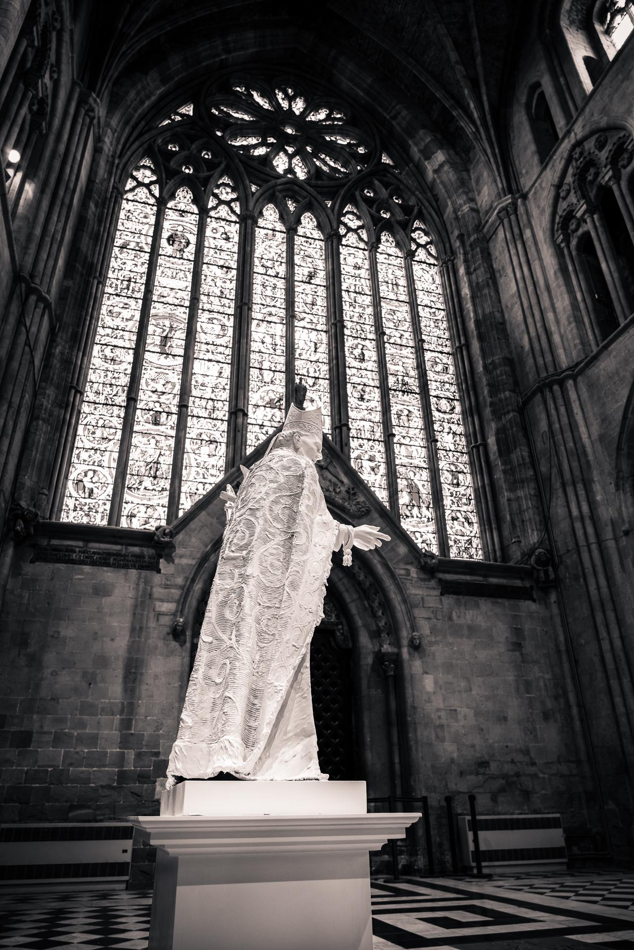 Diese Statue des Heiligen David, des Schutzpatrons von Wales, ist 150 cm hoch und historisch korrekt dargestellt. Davies schuf diese Statue nach umfangreichen und gründlichen Recherchen über das Leben des Heiligen aus dem 6. Jedes dargestellte