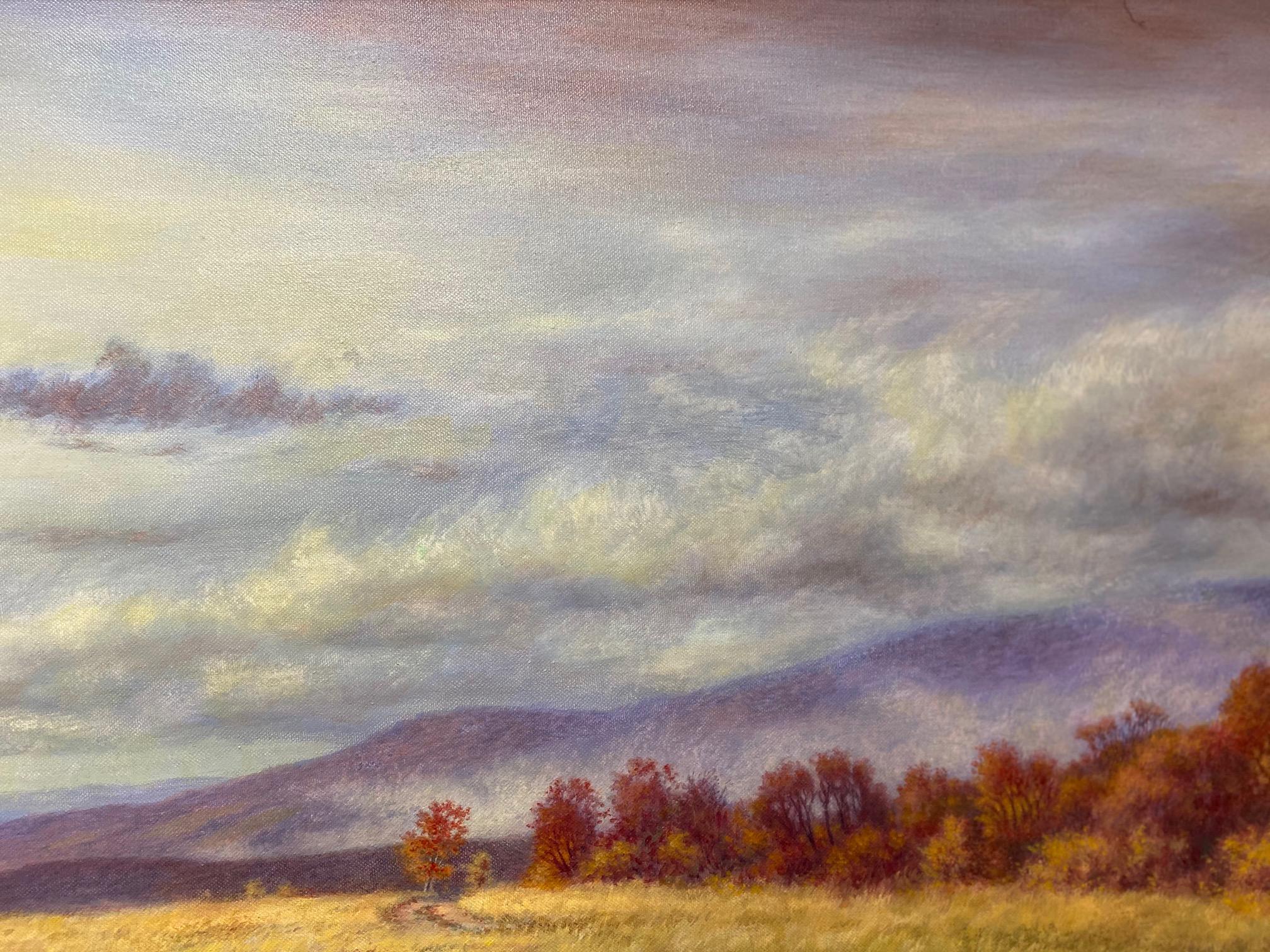 Hay campos de oro donde abundan las colinas ondulantes, y las nubes místicas te transportan a sueños donde centellea el crepúsculo.  Este paisaje otoñal impresionista contemporáneo es una reminiscencia de un viaje en alfombra mágica, ¡potenciado por