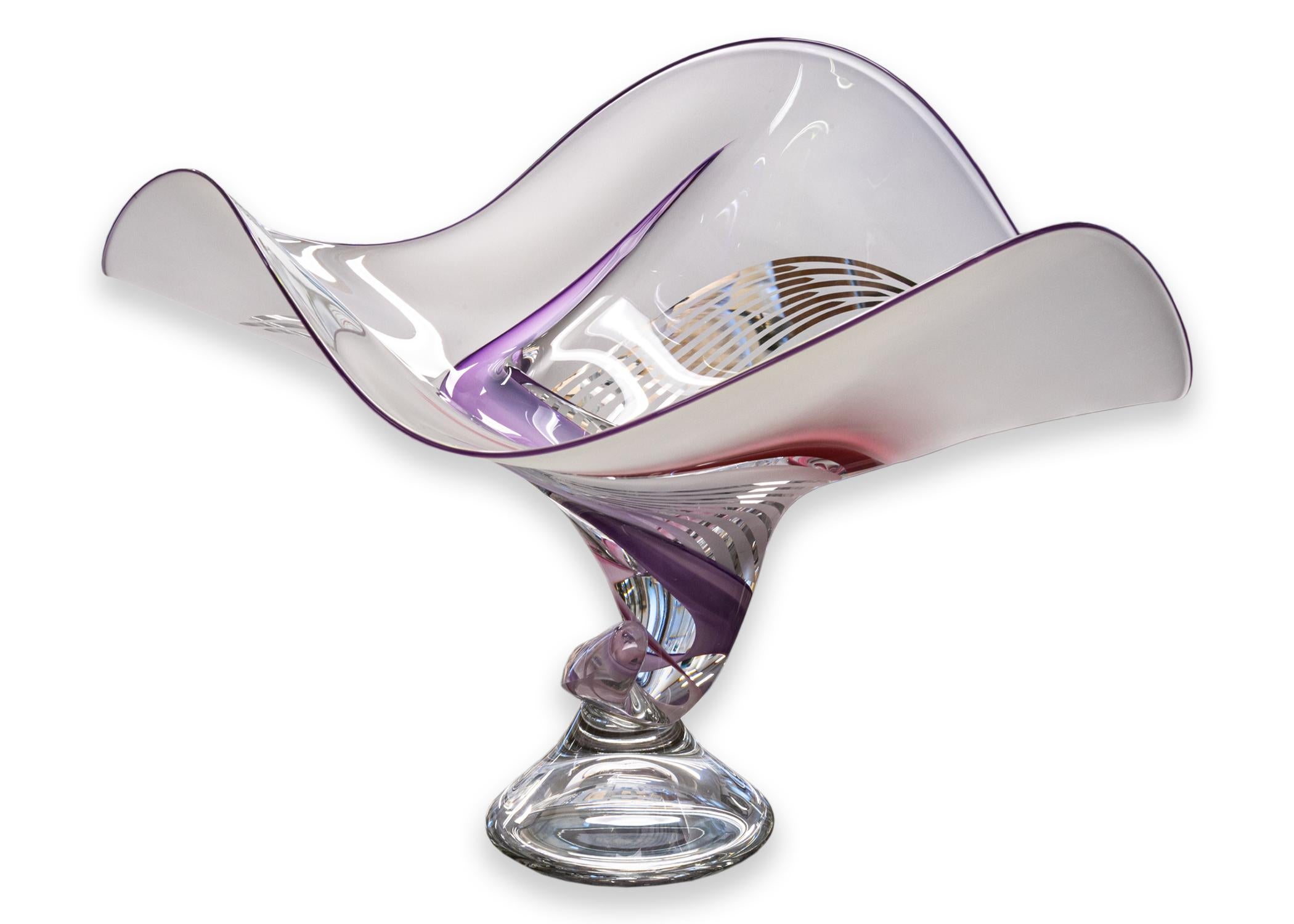Une œuvre d'art en verre soufflé de Barry Entner. Cette magnifique œuvre d'art présente une sculpture d'assiette tourbillonnante avec des stries violettes et roses. Cette pièce est signée à la main et datée de 1998 sur la base de la pièce, comme