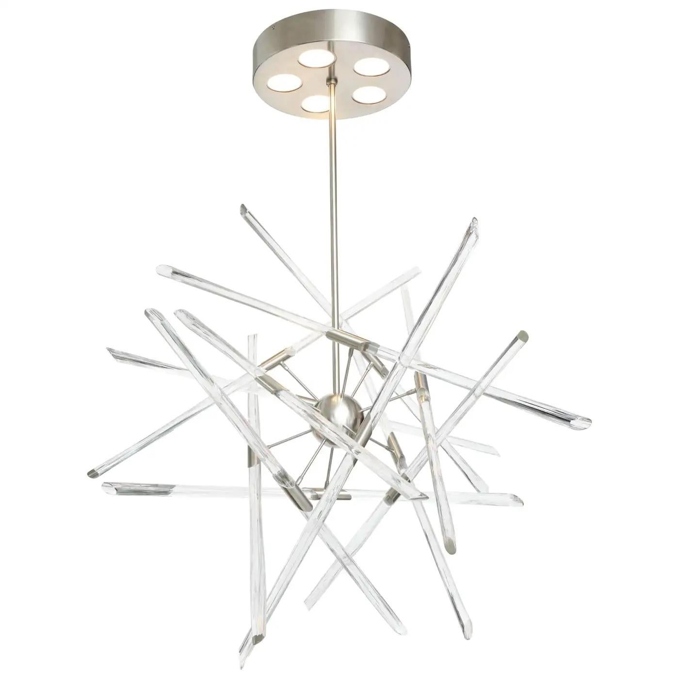Le lustre Tangent de l'artiste américain contemporain Barry Entner est composé de bâtonnets en verre massif texturé transparent et d'un cadre en acier nickelé. L'auvent contient 5 lumières rondes à DEL qui éclairent les bâtons réglables en tournant