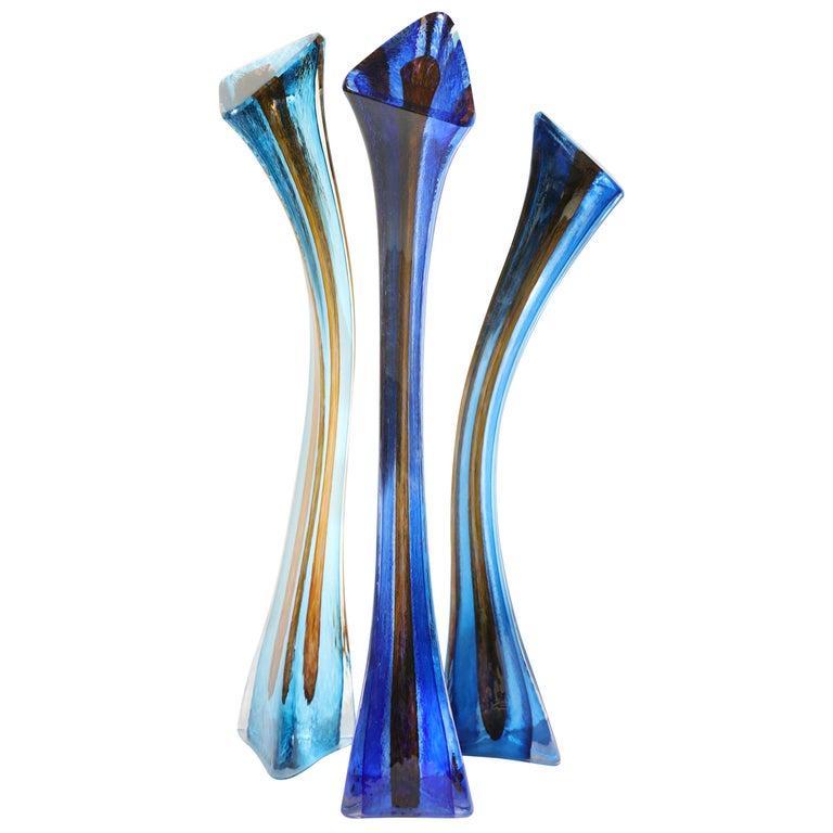 Die Triangle Solids Glass Sculpture des zeitgenössischen amerikanischen Künstlers Barry Entner ist so konzipiert, dass jedes einzelne Stück wie ein Pinselstrich aussieht, der, einmal zusammengesetzt, die gewünschte Komposition ergibt. Er stellt sie