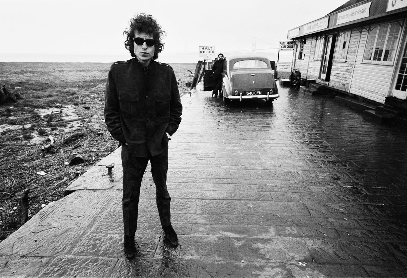 Black and White Photograph de Barry Feinstein - Bob Dylan, Aust Ferry, Bristol, Inglaterra, 1966