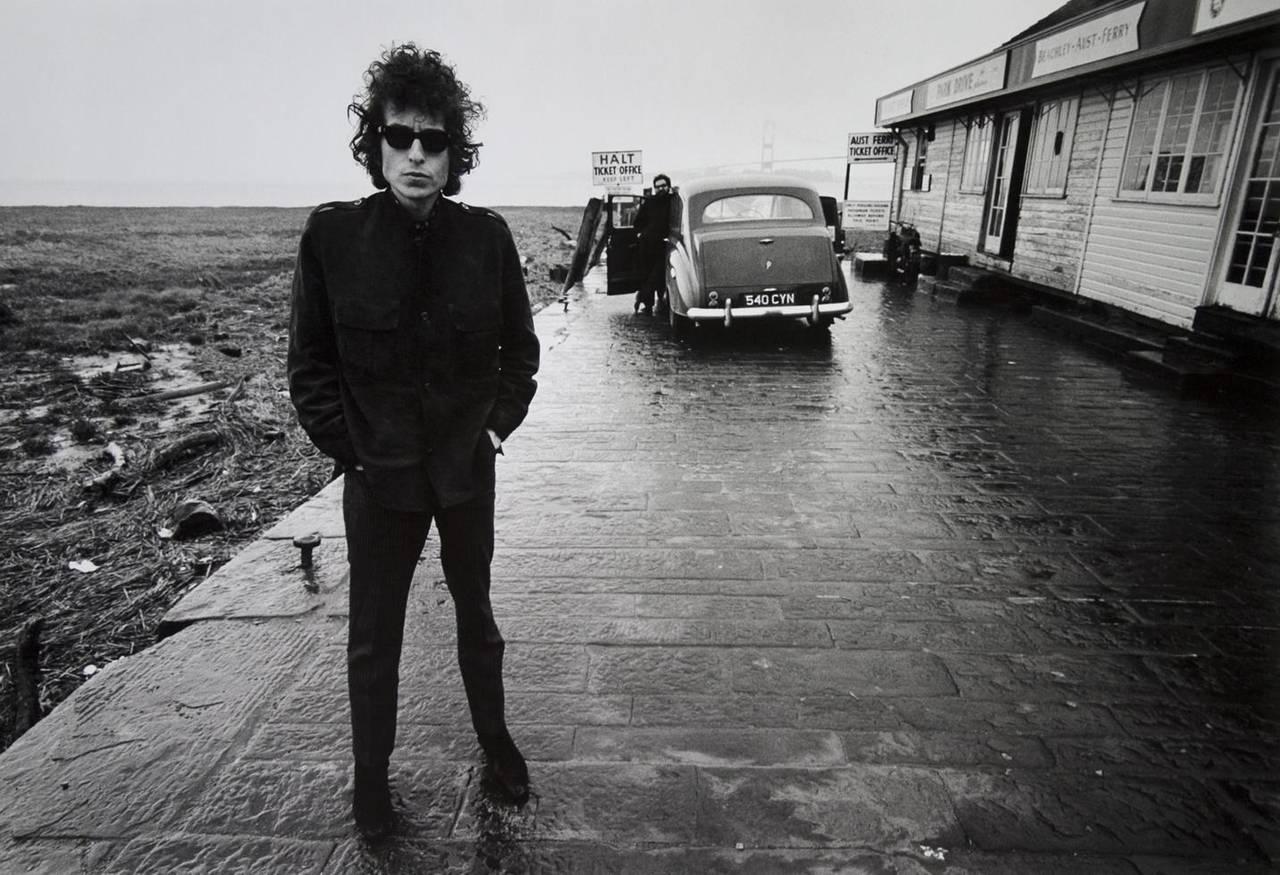 Black and White Photograph de Barry Feinstein - Bob Dylan "Aust Ferry".  Gales, Reino Unido.  1966