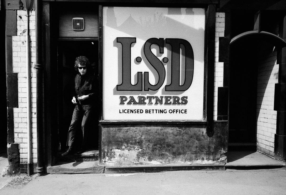 Portrait Photograph di Barry Feinstein - Bob Dylan "Licensed Betting Office" Sheffield, Inghilterra 1966