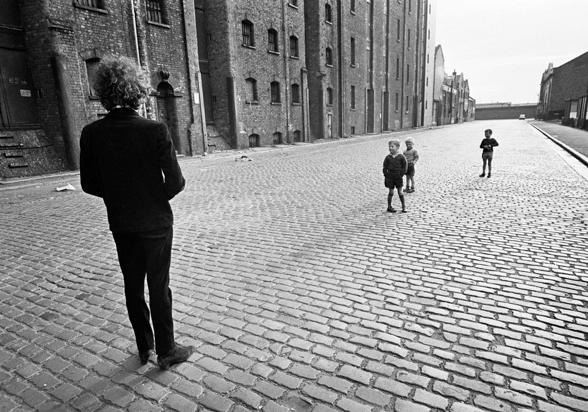 Barry Feinstein Black and White Photograph – Bob Dylan, Liverpool, England 1966