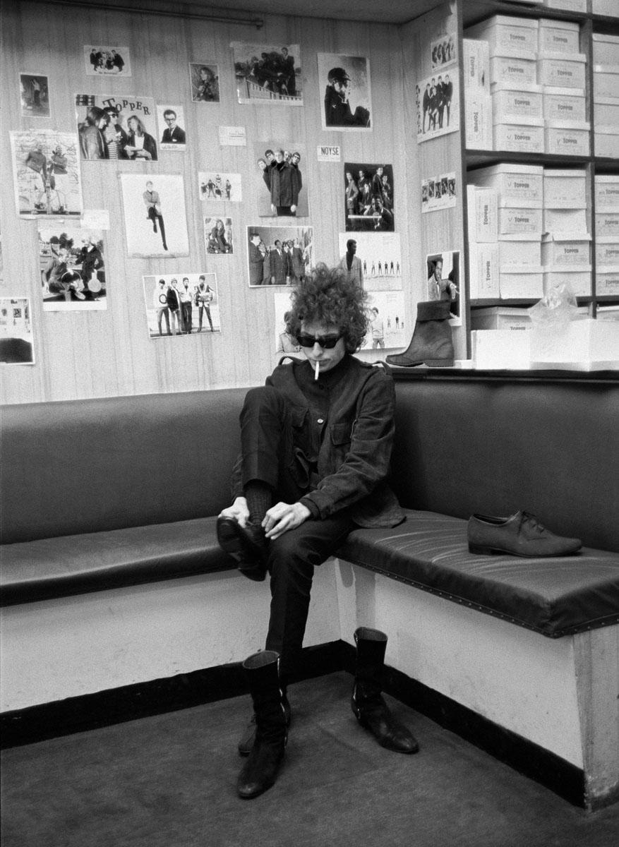 Portrait Photograph de Barry Feinstein - Bob Dylan, Probándose las botas, Inglaterra 1966