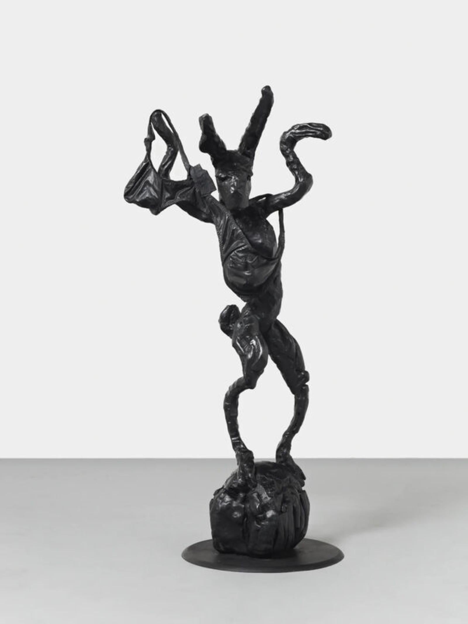 Hommage à Howard Engineering 

Par Barry Flanagan

Barry Flanagan (1941-2009) était un sculpteur britannique surtout connu pour ses lièvres dynamiques en bronze, qui apparaissent souvent dans des poses ludiques, semblables à celles de l'homme. Son