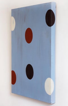 Beat Sitze: geometrisches abstraktes Gemälde; rote, schwarze, weiße Kreise auf hellblauem Grund