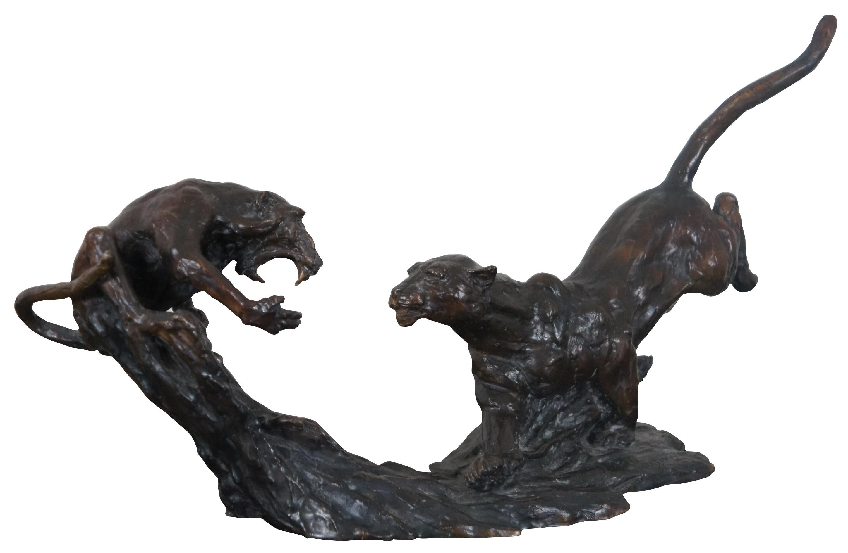 Scultura in bronzo raffigurante un leopardo che salta contro un babbuino urlante su un ceppo d'albero. Firmato e numerato 2/15. Barry Jackson (nato nel 1949) è attivo/vive in Sudafrica. Barry Jackson è conosciuto per la scultura. Misura: 16