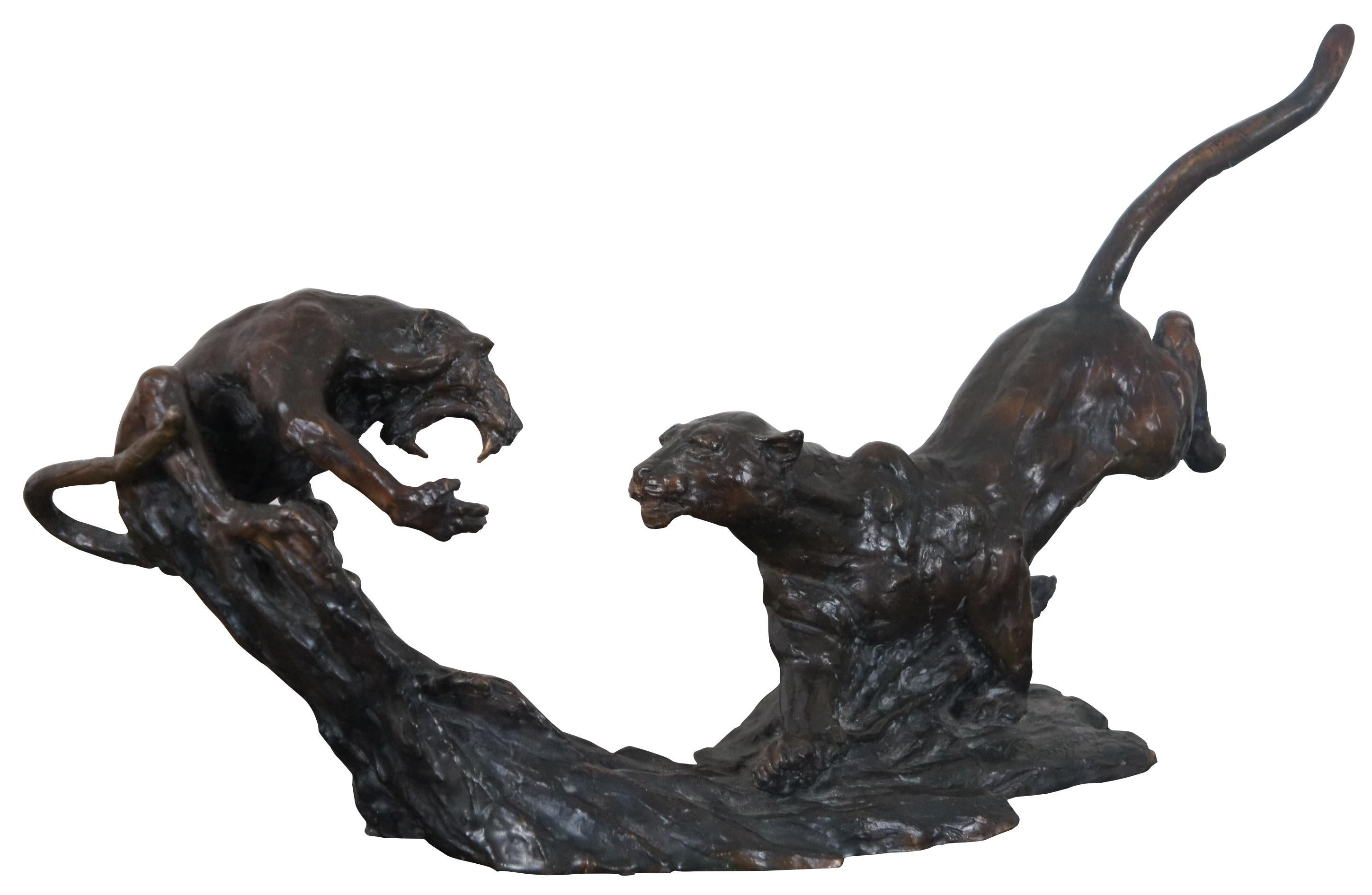 Bronzeskulptur mit einem Leoparden, der sich auf einen kreischenden Pavian auf einem Baumstumpf stürzt. Signiert und nummeriert 2/15. Barry Jackson (geboren 1949) ist in Südafrika tätig und lebt dort. Barry Jackson ist bekannt für seine Skulpturen.