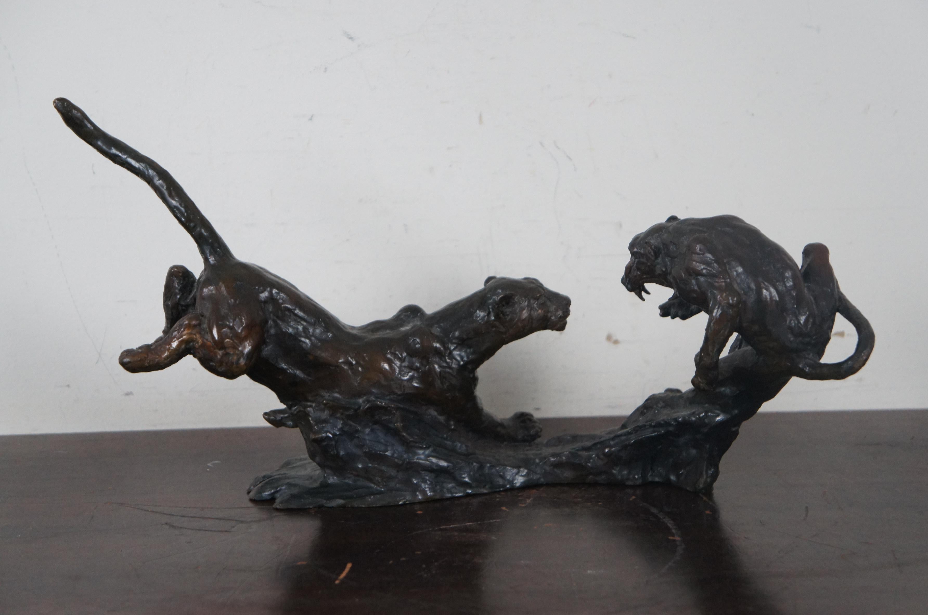 XX secolo Barry Jackson Scultura in bronzo fuso di Babbuino Gatto Leopardo Scimmia che combatte in vendita