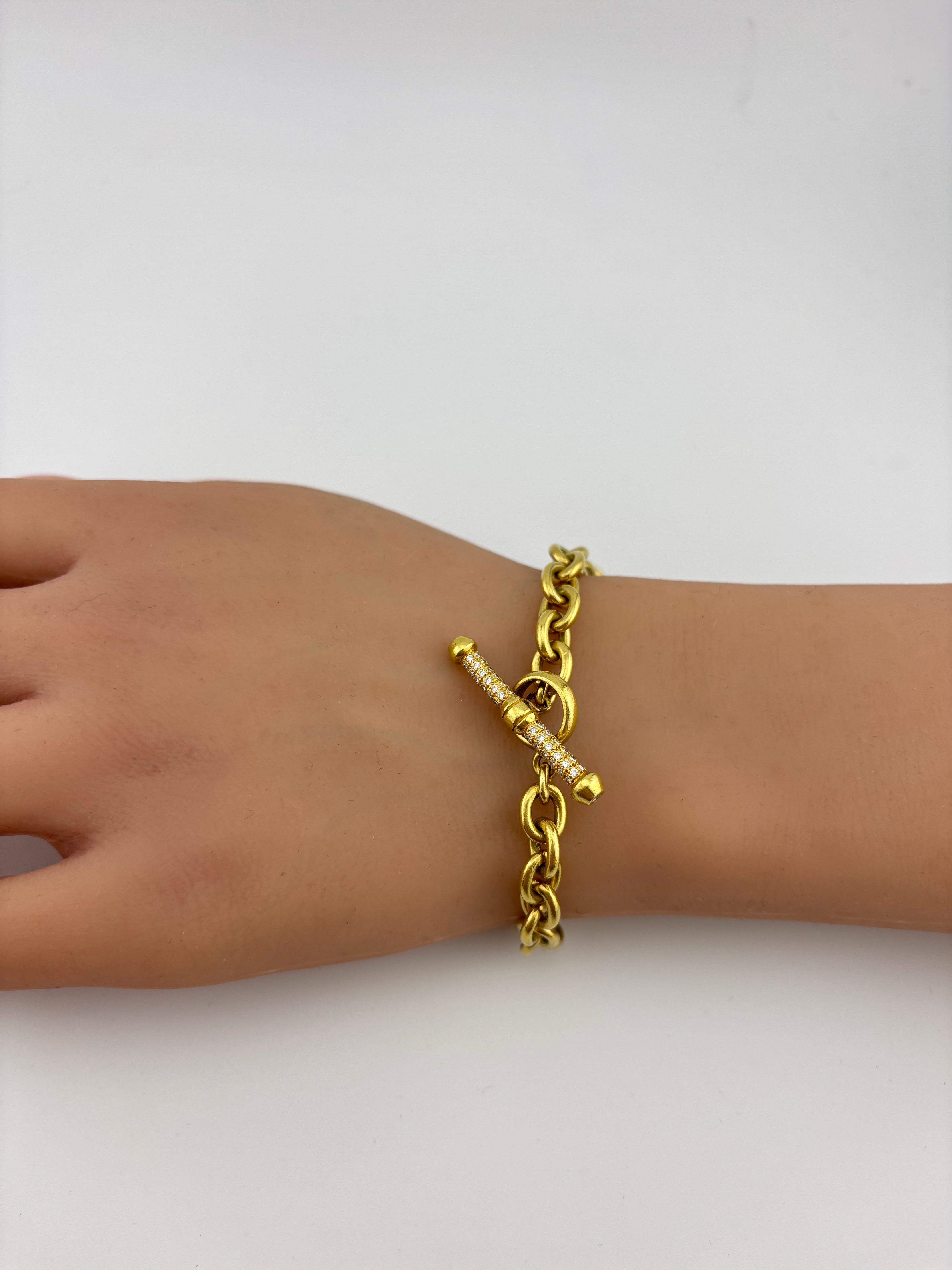 Questo bracciale in oro Kieselstein presenta un design sofisticato che bilancia il lusso classico con l'eleganza contemporanea. Il bracciale è realizzato in oro giallo 18 carati, un metallo caldo e luminoso noto per la sua ricca tonalità dorata.