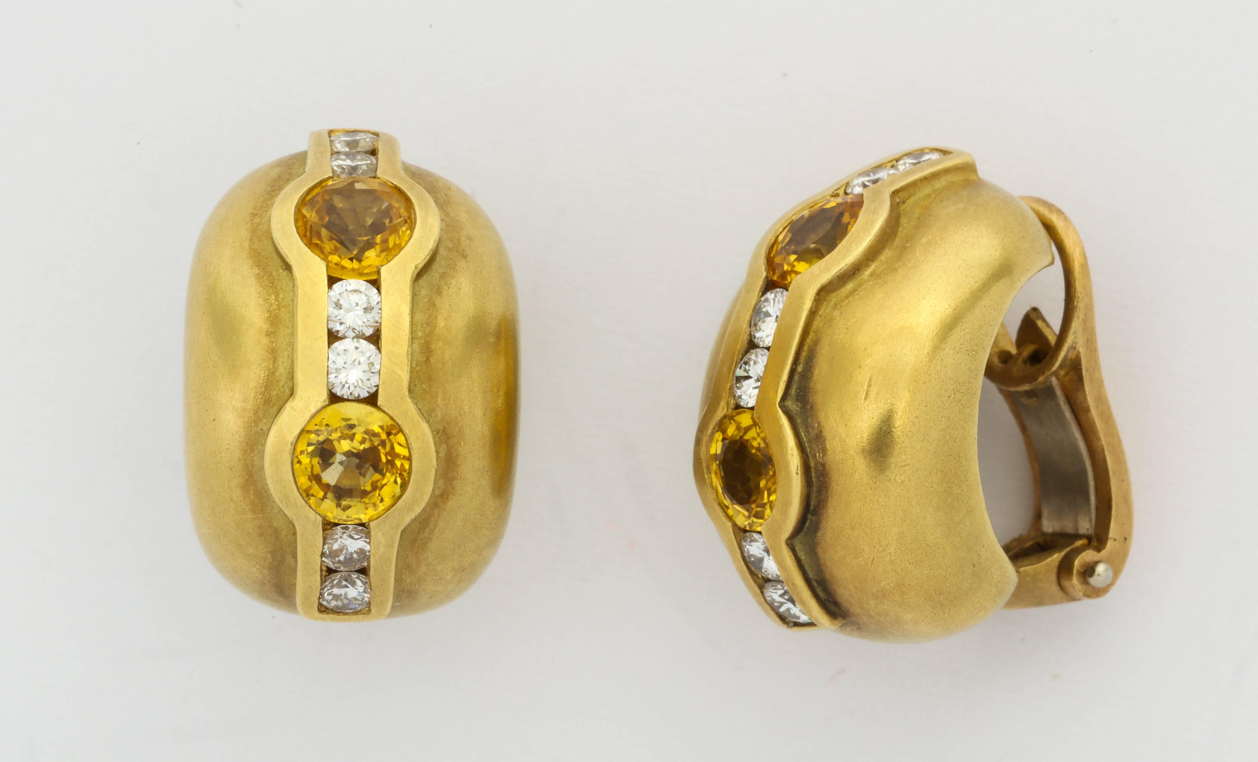 Un design moderne et accrocheur créé en 1997 par le lauréat Barry Kieselstein Cord, composé de clips d'oreille en or 18K satiné, sertis de diamants naturels jaunes et blancs étincelants. Mesurant 1/2 pouce x 3/4 pouce, avec une marque d'or