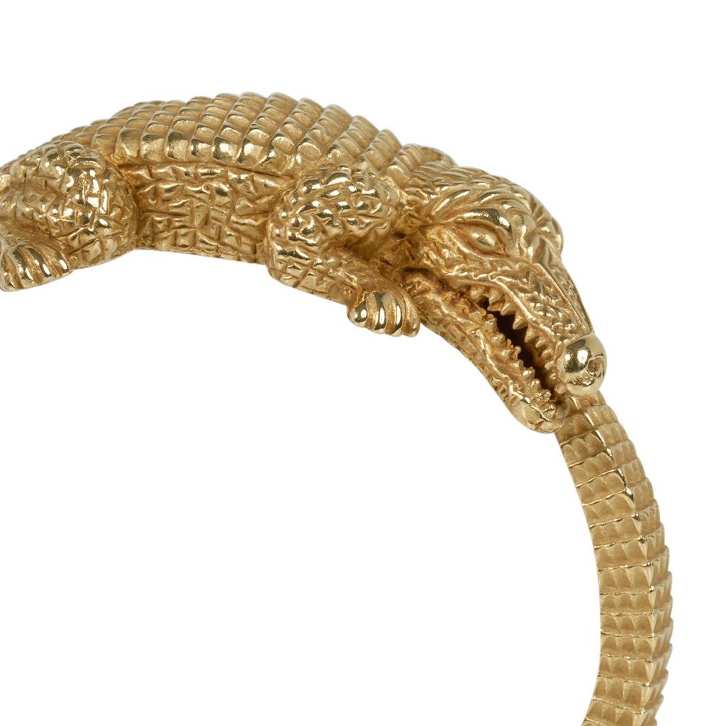 Mightychic bietet ein Barry Kieselstein-Cord Alligator Manschettenarmband an.
Dieses kultige Armband ist ein Beweis für die Liebe von BKC zum Tierdesign.
Seine berühmte Alligator-Serie, die sein Favorit ist, wurde erstmals 1988 vorgestellt und hat