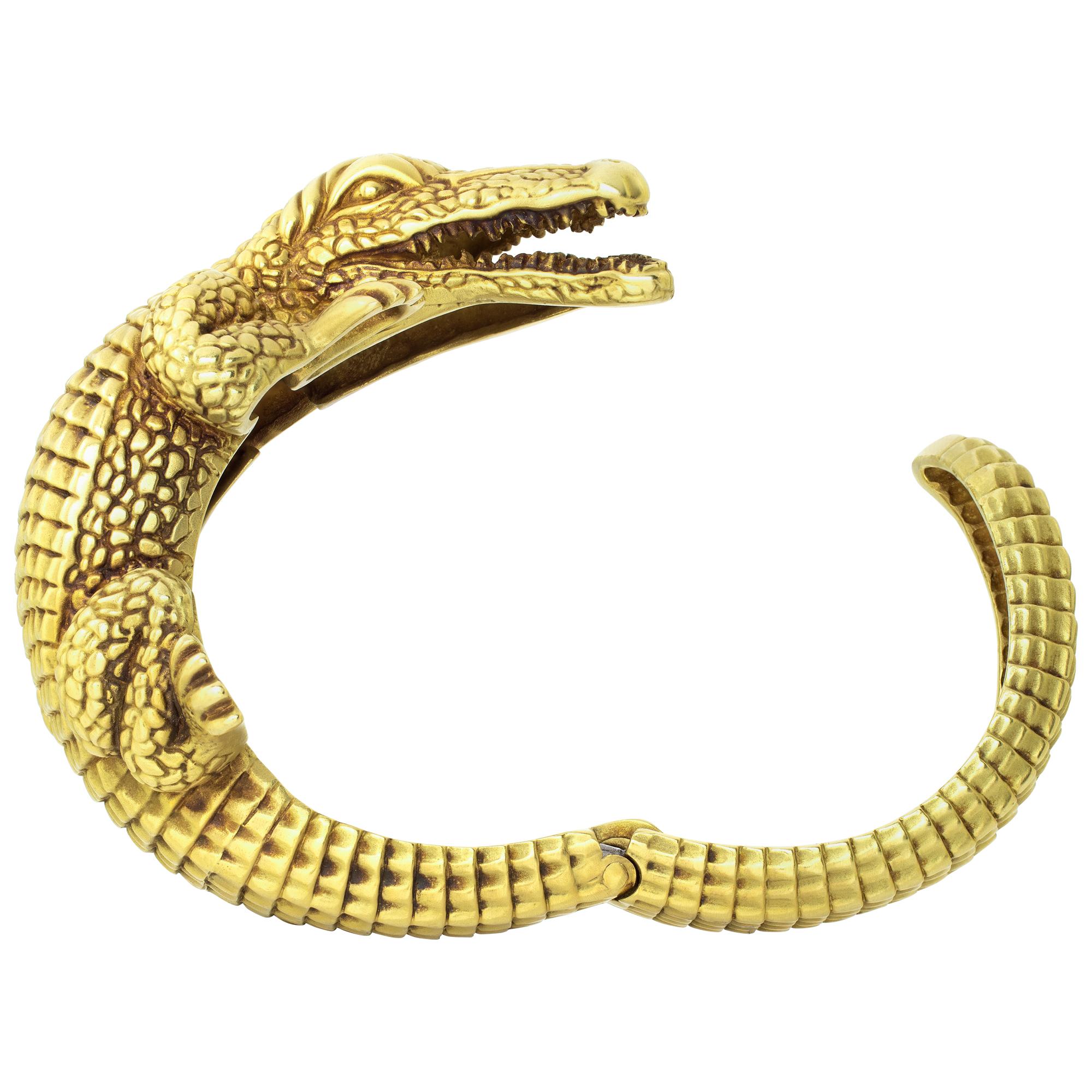 Prix de détail 38 000 $ Barry KIESELSTEIN Bracelet manchette en alligator en or jaune 18 carats. L'alligator emblématique de KIESELSTEIN-CORD est un look indémodable. Ce bracelet manchette d'une férocité inouïe est réalisé en or jaune mat sous la