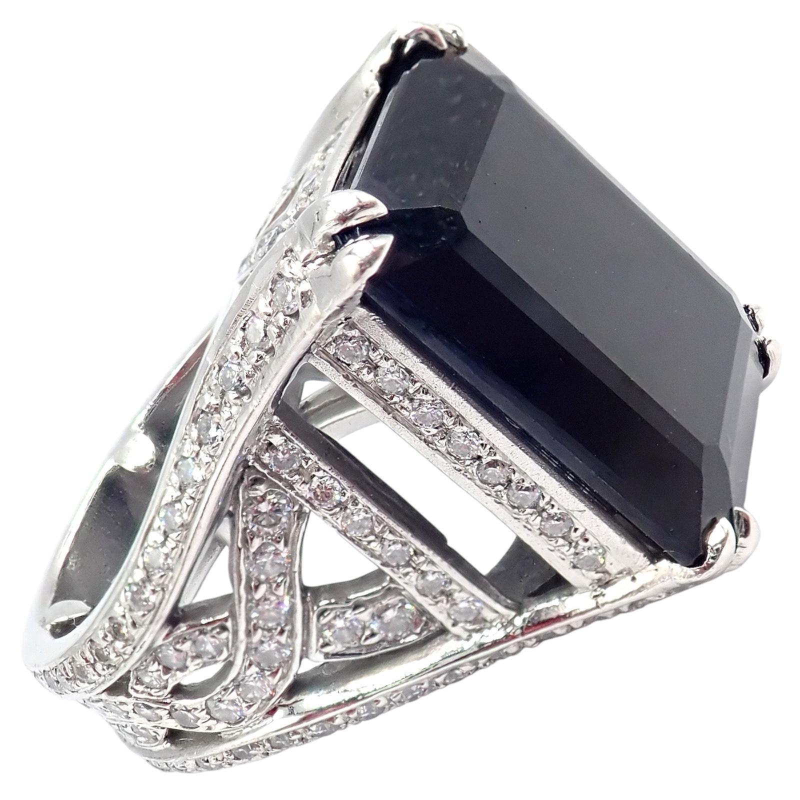 Questo anello da cocktail KIESELSTEIN-CORD del 1998 presenta un design audace in platino, con circa 3 carati di peso totale di diamanti abbaglianti. 

Lo spinello nero presente aggiunge un contrasto sorprendente, esaltando il suo fascino vintage.