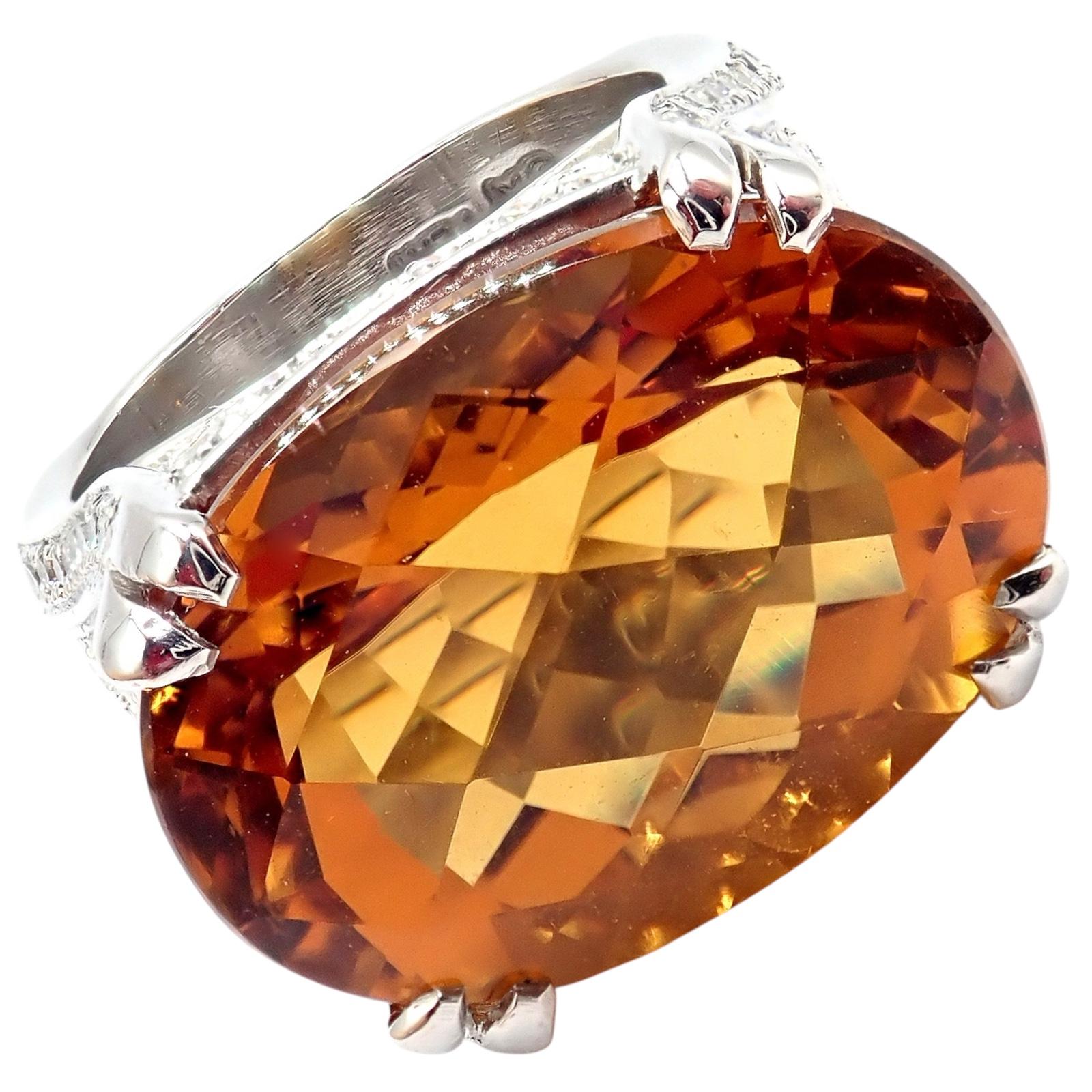 Dieser Platin-Cocktailring von Kieselstein-Cord aus dem Jahr 1999 ist mit rund 2,5 Karat Diamanten besetzt, die einen strahlend großen goldenen Citrin umgeben. 

Das schlichte, modernistische Design kombiniert kühne geometrische Linien mit