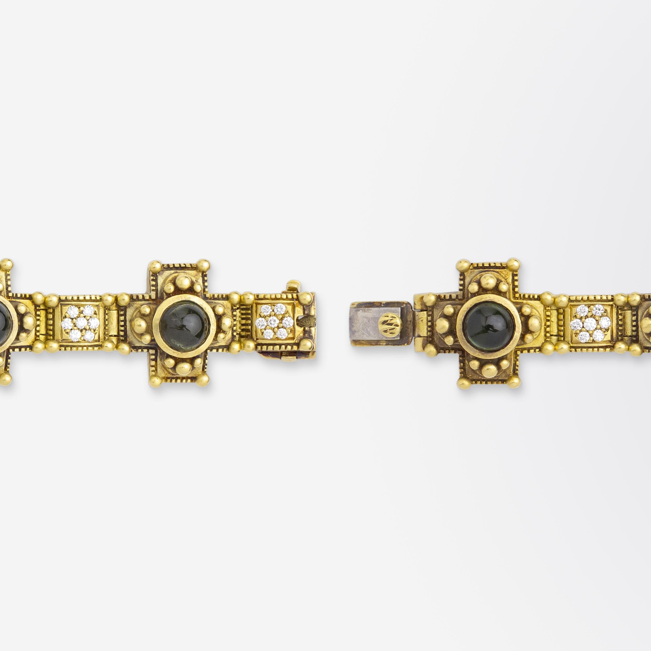 Realizzato in oro giallo 18 carati con diamanti e tormalina verde cabochon, questo bracciale è stato creato dal gioielliere americano Barry Kieselstein-Cord. Il bracciale presenta una serie di motivi a croce maltese, ognuno dei quali è incentrato su