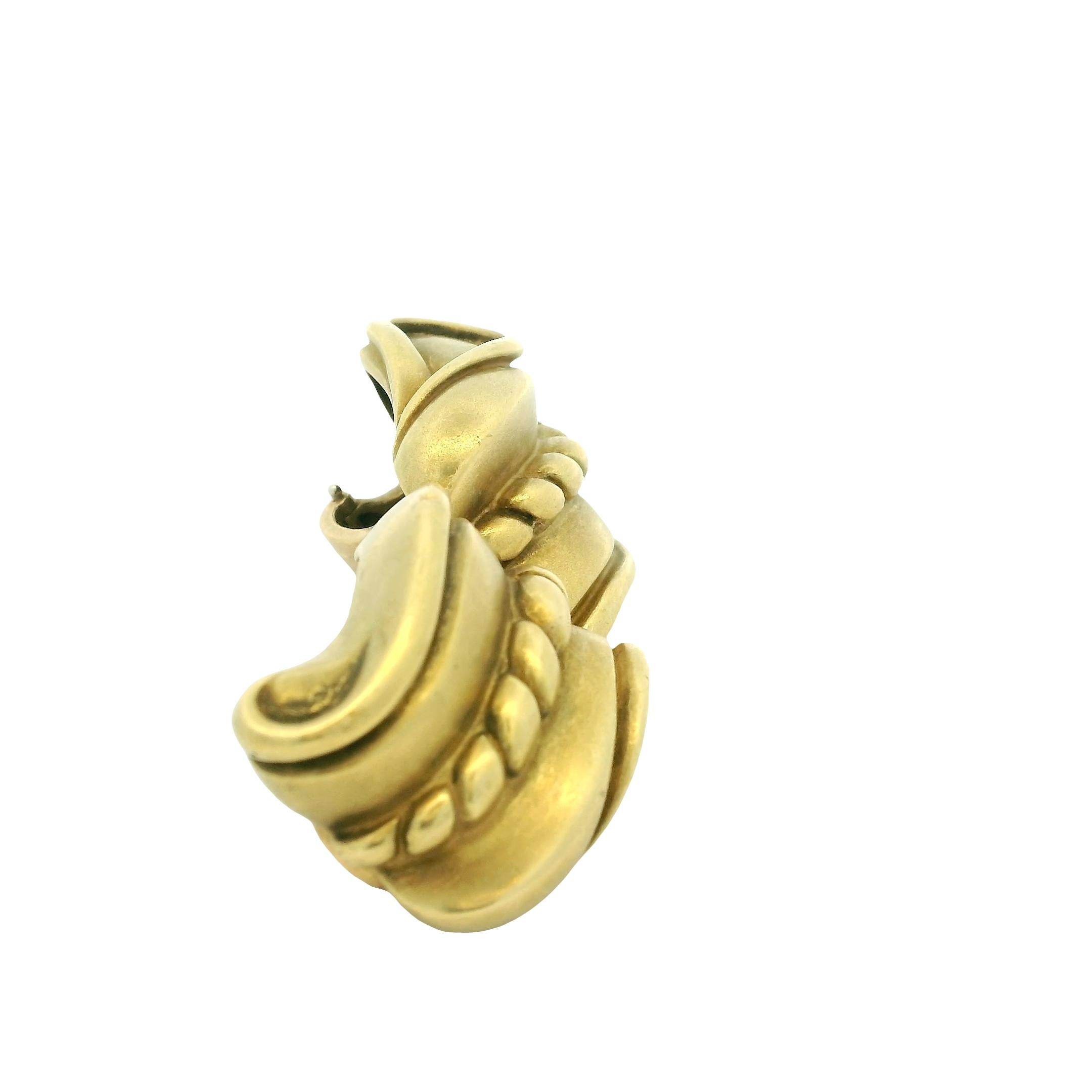  rare vintage treasure, these 1982 Barry Kieselstein-Cord Omega Collection earrings are a coveted find for collectors of iconic designer jewelry. Crafted in luxurious 18K green gold with a refined matte finish, the sculptural scroll design hugs the