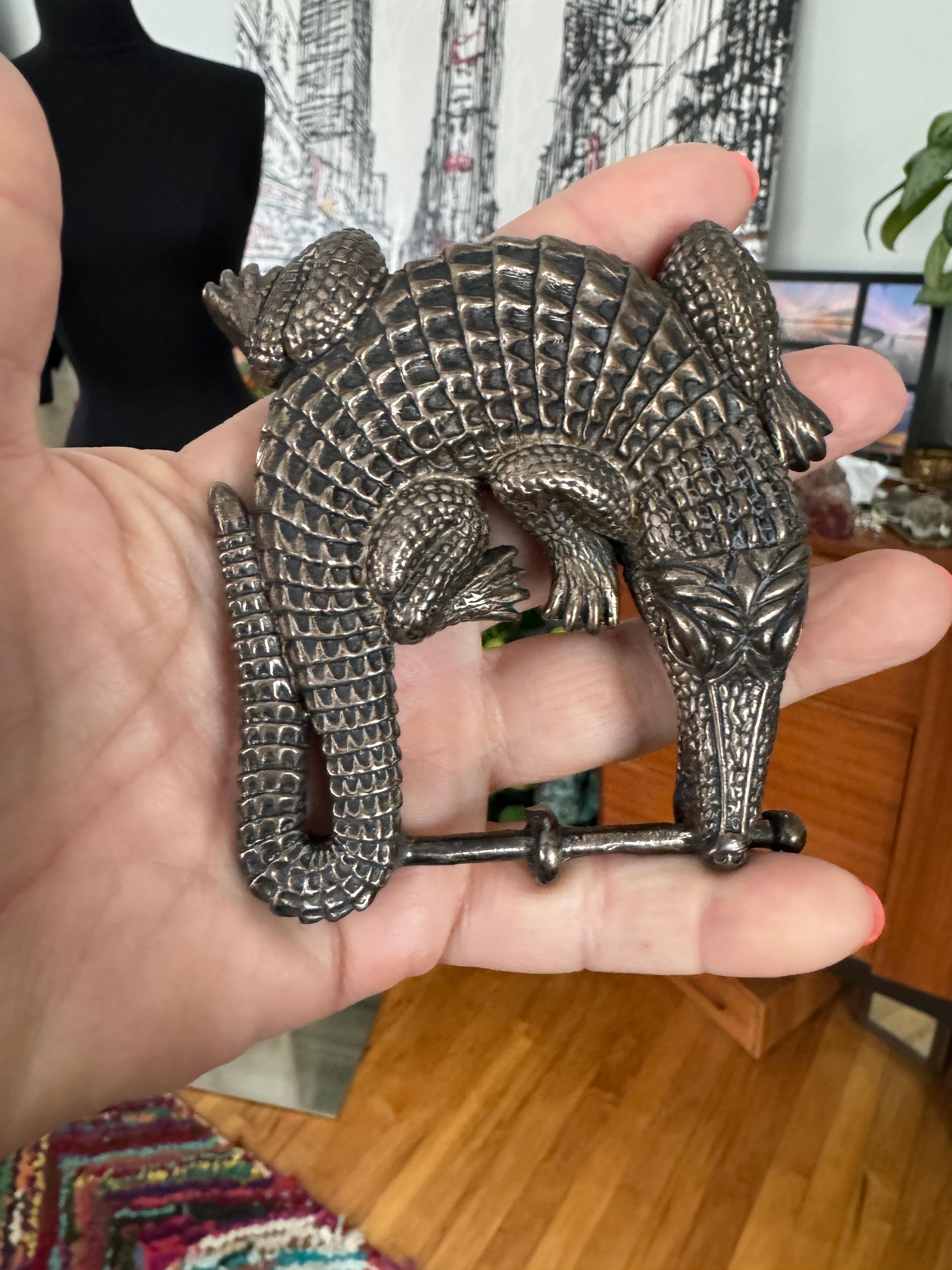 Vintage B. Kieselstein-Corde Sterling Silver Alligator Belt Buckle - Iconic Designer Statement (Boucle de ceinture en alligator en argent sterling)
Cette boucle de ceinture vintage en argent sterling de KIESELSTEIN-CORD est une véritable œuvre d'art