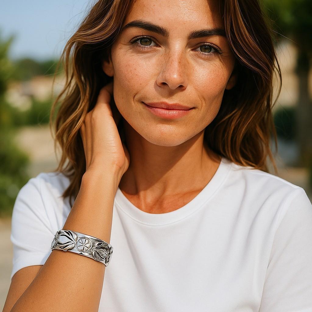 Ti presentiamo lo squisito bracciale Kieselstein-Cord in argento sterling con rana giglio, una vera e propria testimonianza di artigianalità ed eleganza artistica. Realizzato nel 2004 negli Stati Uniti, questo splendido braccialetto presenta i