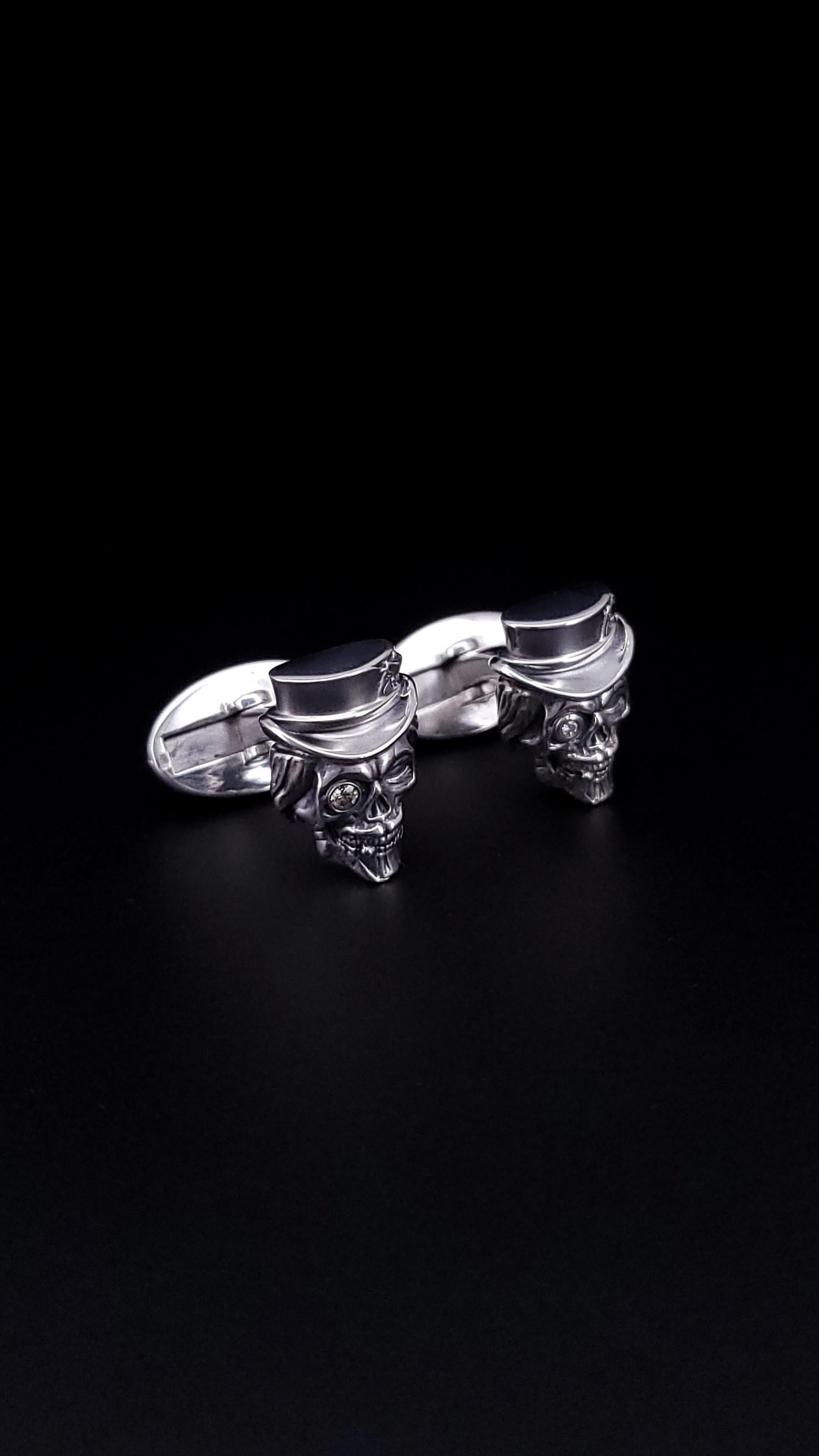 Exquisite, fancy skull with diamond cufflinks.

-Metal: 925 Sterling Silver
-Diamond: VS-F, 0.06ct
-Dimension: 18.5mm x 13.5mm
-Length: 26.8mm
-Weight: 22.6gr