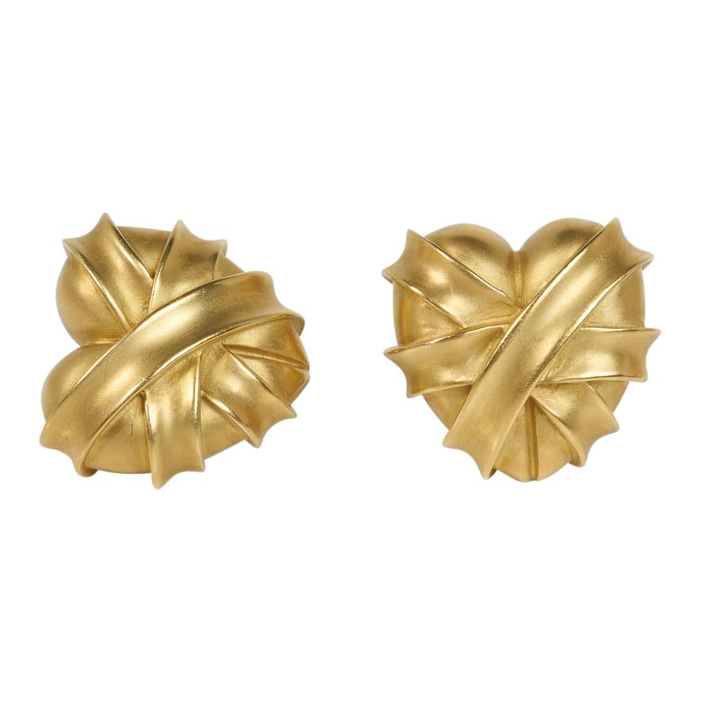 Boucles d'oreilles en forme de cœur enveloppées de Barry Kieselstein-Cord, authentiques et garanties.
Ces magnifiques bijoux en forme de cœur en or vert 18 carats sont des trésors de collection.
33.2 grammes.
Signé et daté 1991.
vente
