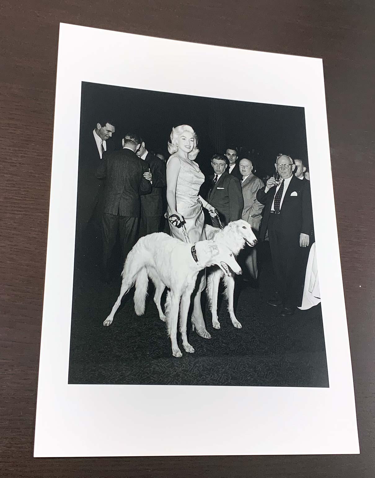 Jayne Mansfield with Seagrams Dogs (édition limitée à 10 exemplaires, n° 6/10) - 76,2 x 101,6 cm - Photograph de Barry Kramer
