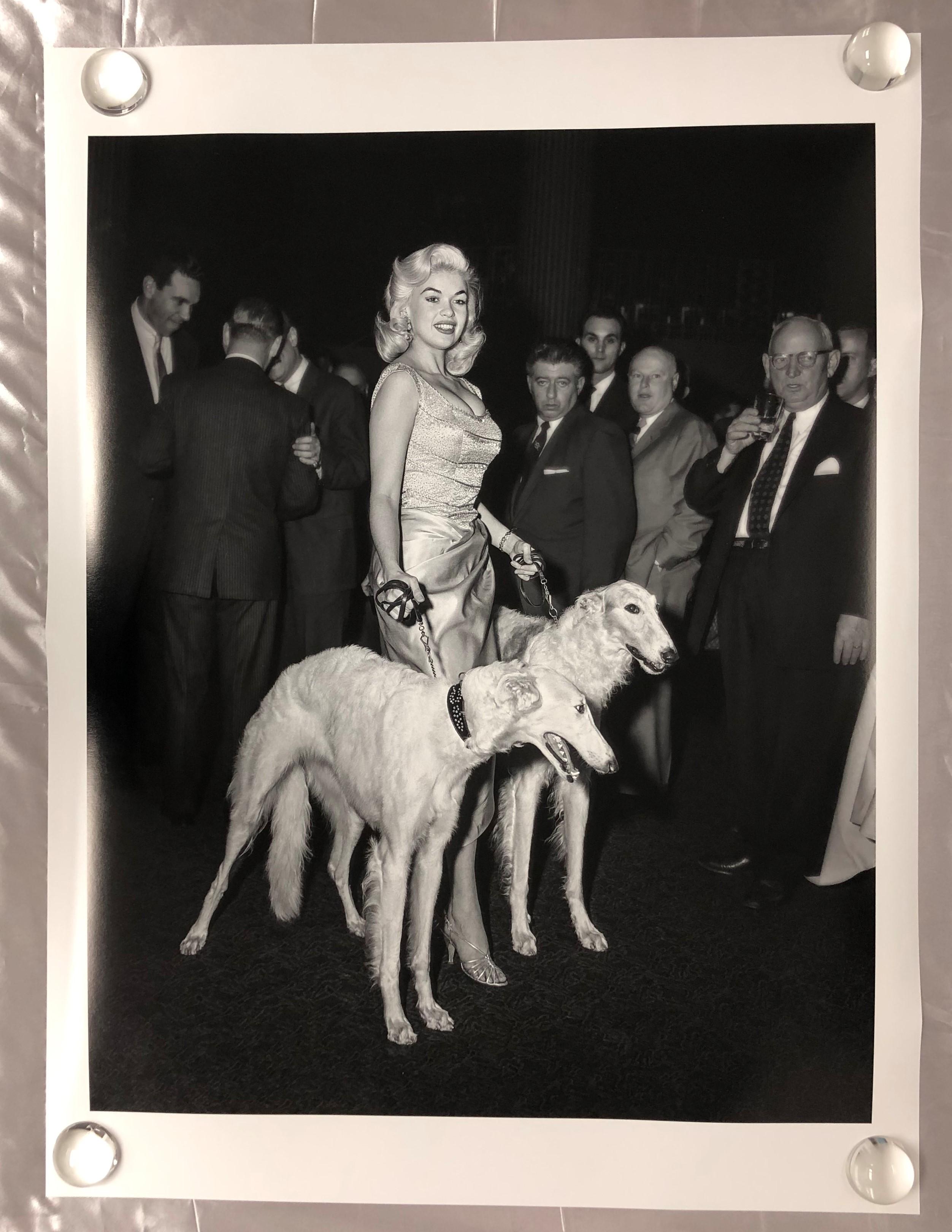Jayne Mansfield with Seagrams Dogs (édition limitée à 10 exemplaires, n° 6/10) - 76,2 x 101,6 cm - Contemporain Photograph par Barry Kramer