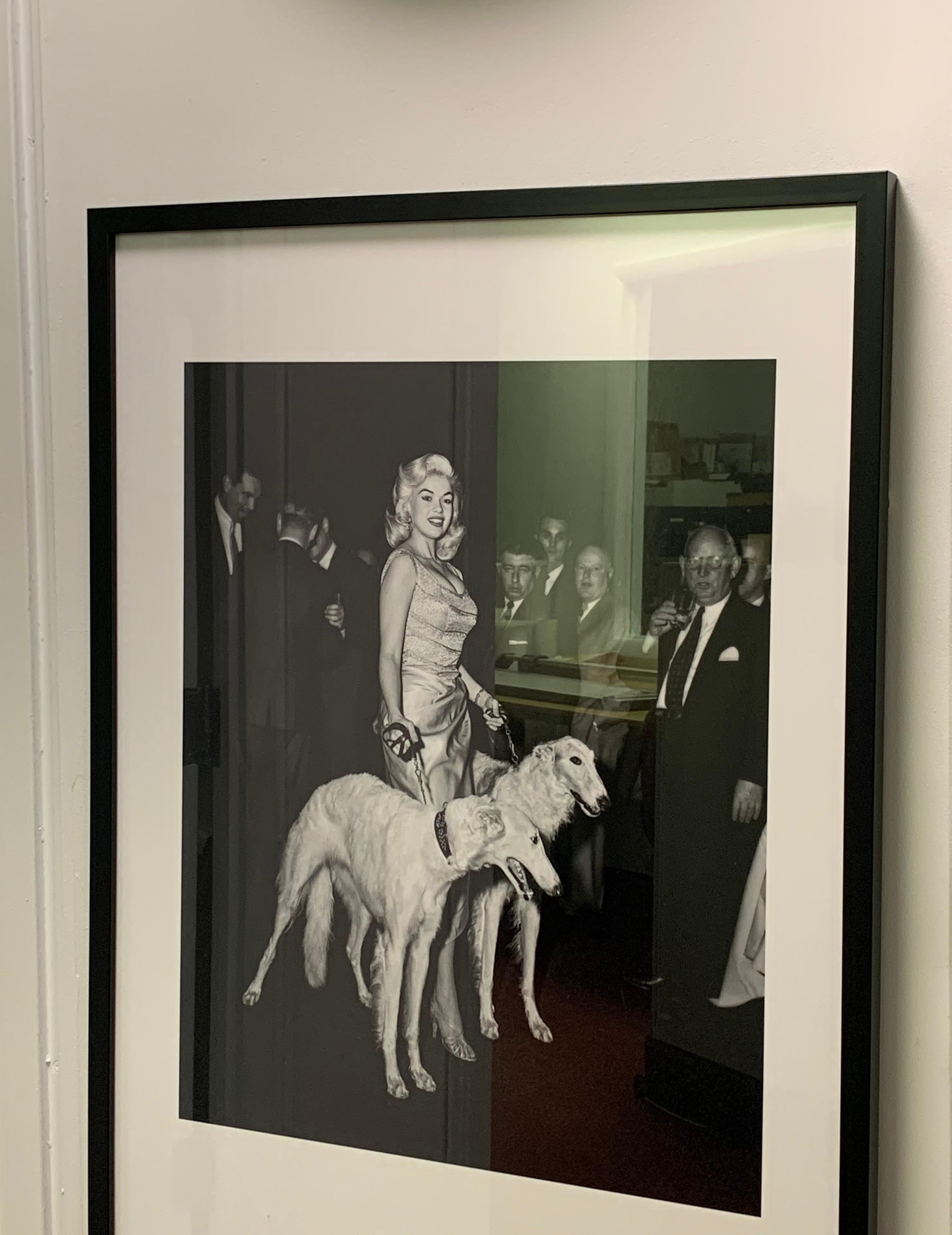 Jayne Mansfield with Seagrams Dogs (édition limitée à 10 exemplaires, n° 6/10) - 76,2 x 101,6 cm - Noir Black and White Photograph par Barry Kramer