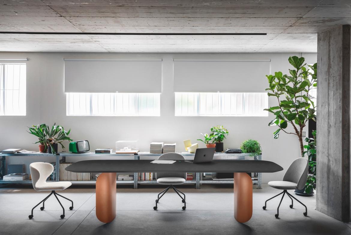 Marbre Grande table Palladio Moro avec base laquée noire d'Alain Gilles en vente