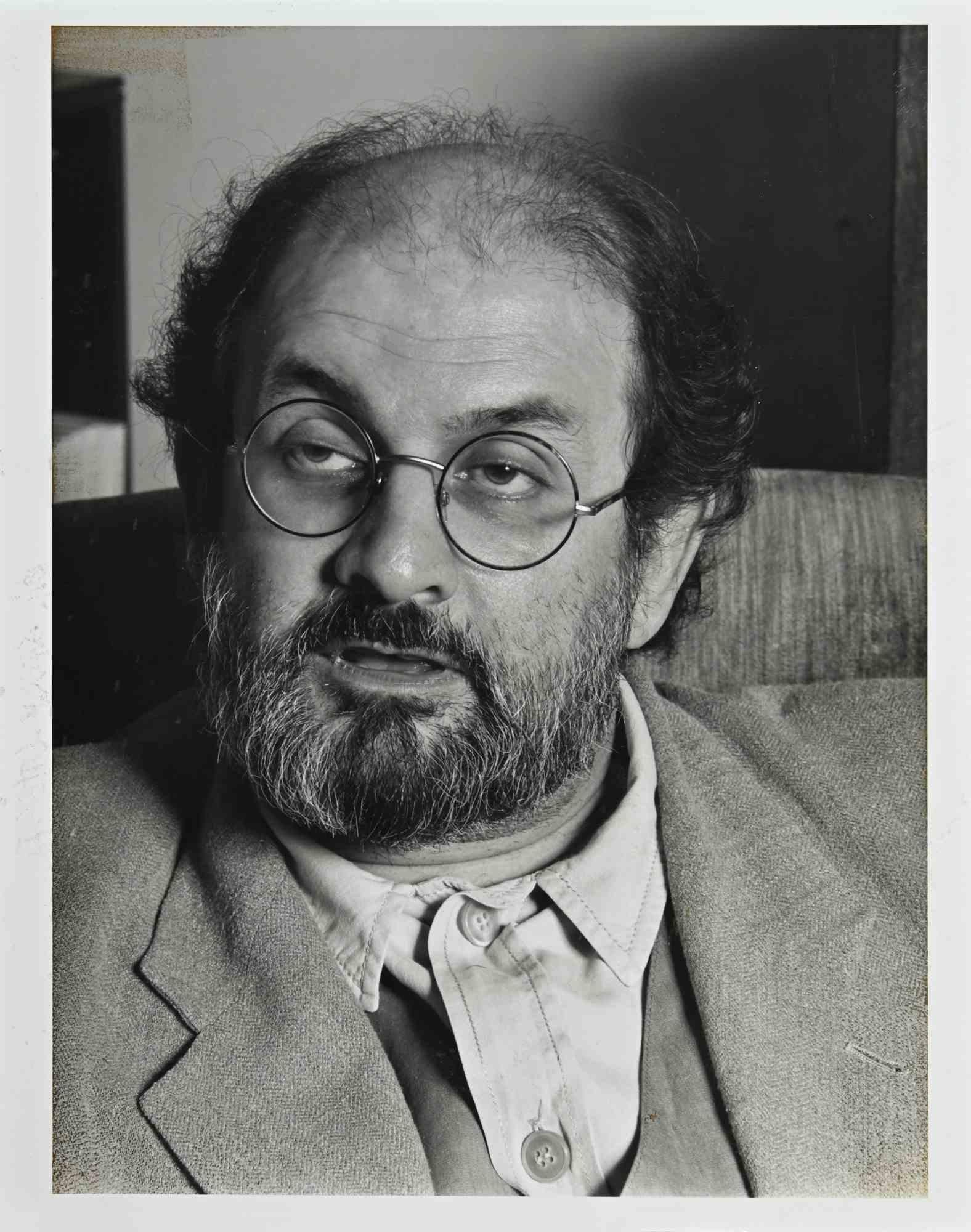 Salman Rushdie par Barry Lategan- Vintage Photo est une photographie en noir et blanc qui a été réalisée dans les années 1980.

Bon état.