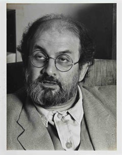 Salman Rushdie – Vintage-Fotografie von Barry Lategan – 1980er Jahre