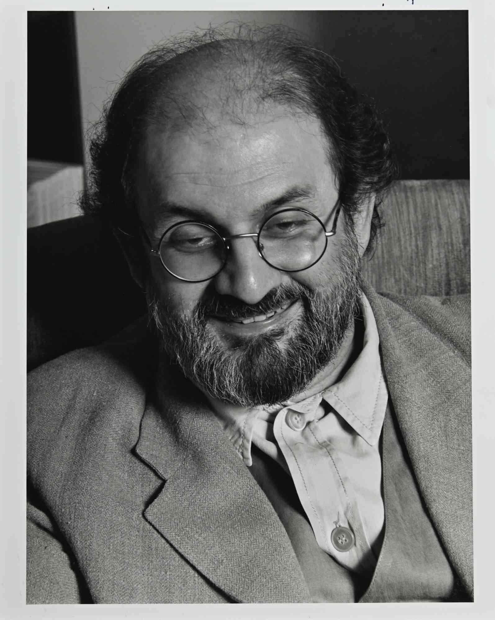 Salman Rushdie par Barry Lategan- Vintage Photo est une photographie en noir et blanc qui a été réalisée dans les années 1980.

Bon état