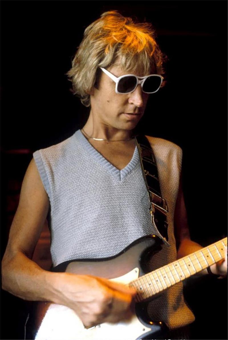 Barry Schultz Color Photograph – Andy Summers, The Police, Paris, 1979