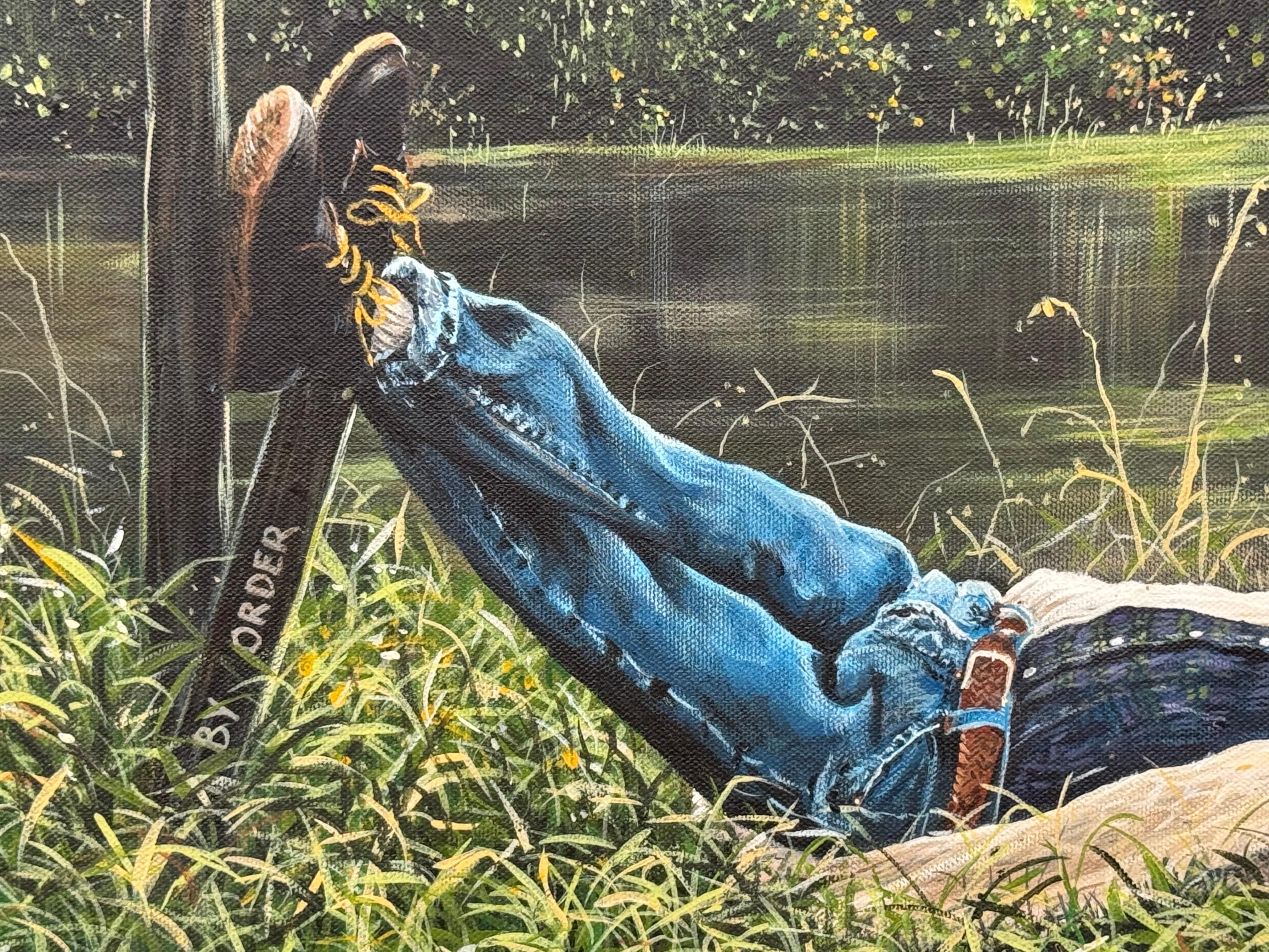 Junger Junge beim Angeln an einem schönen Fluss in üppiger grüner englischer Landschaft im Angebot 9