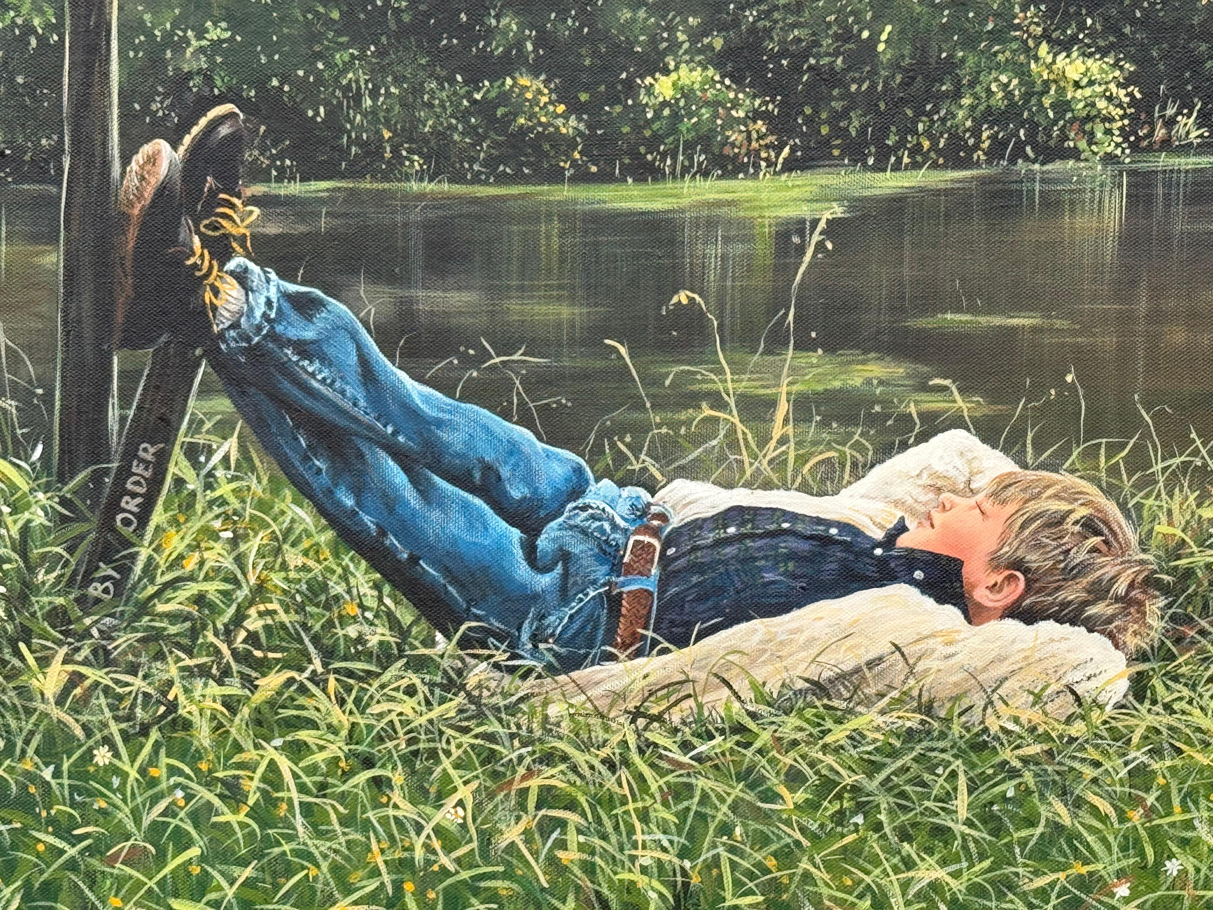 Junger Junge beim Angeln an einem schönen Fluss in üppiger grüner englischer Landschaft im Angebot 12