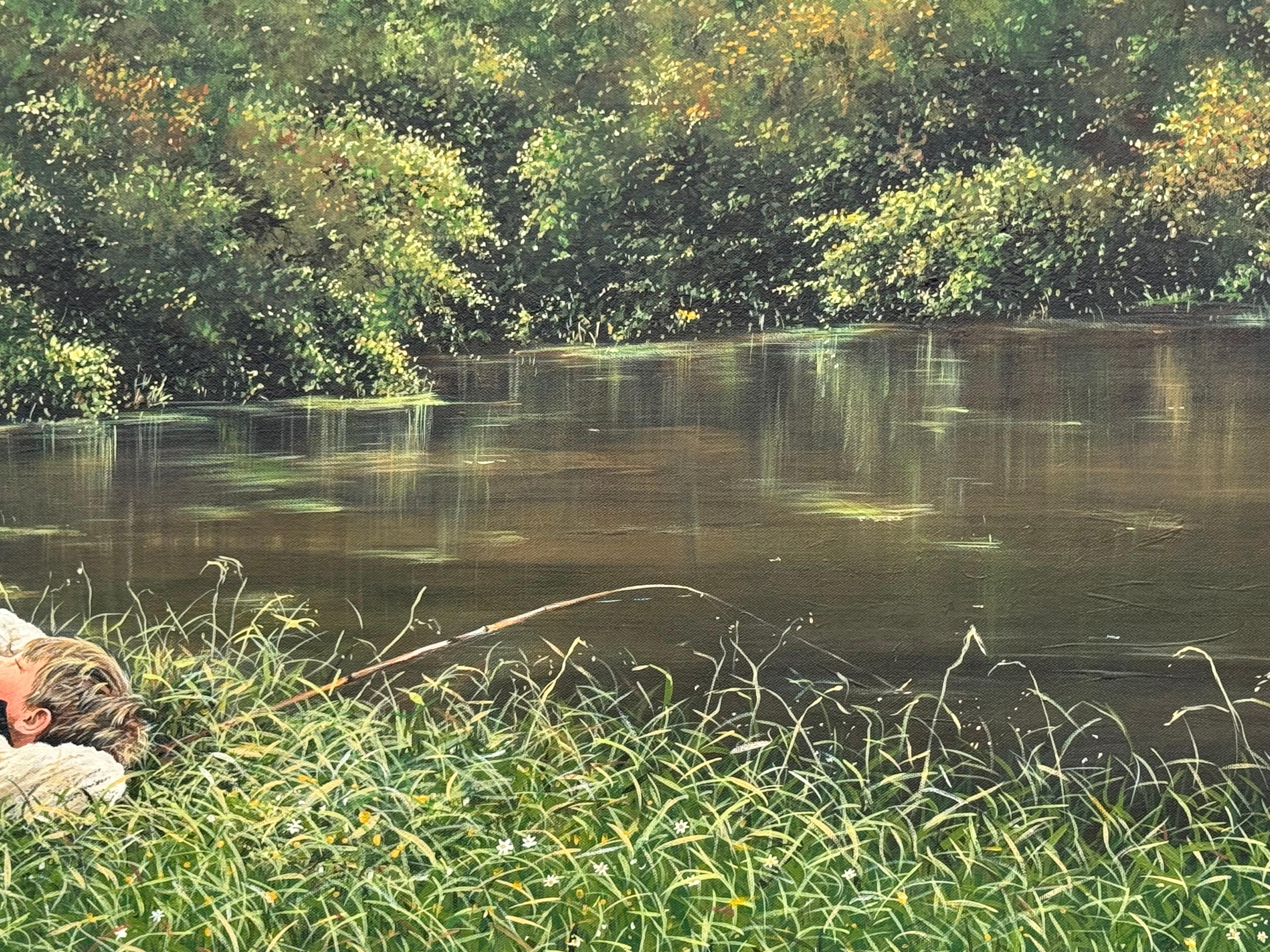 Junger Junge beim Angeln an einem schönen Fluss in üppiger grüner englischer Landschaft im Angebot 14