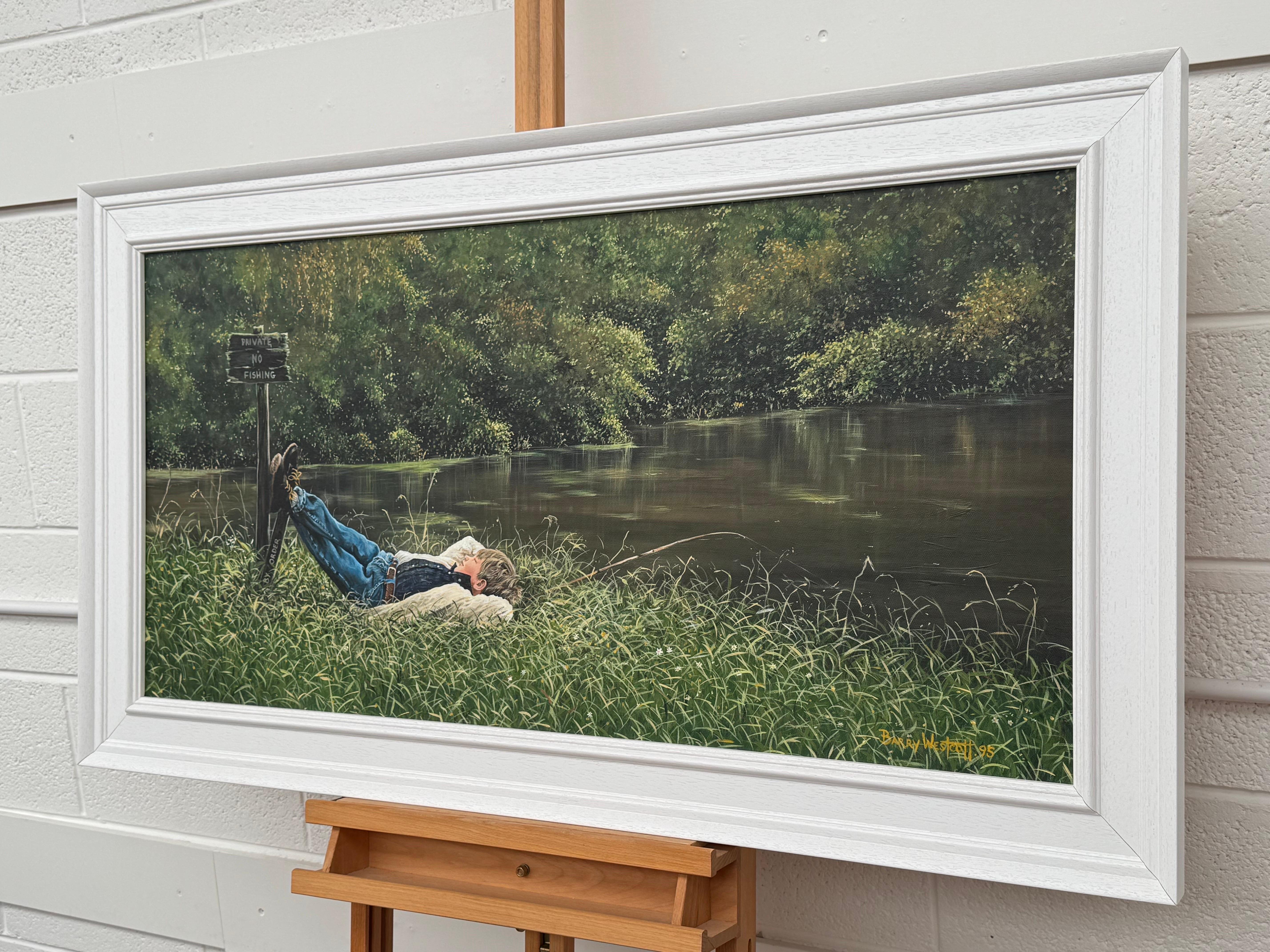 Junger Junge beim Angeln an einem schönen Fluss in üppiger grüner englischer Landschaft (Braun), Figurative Painting, von Barry Westcott