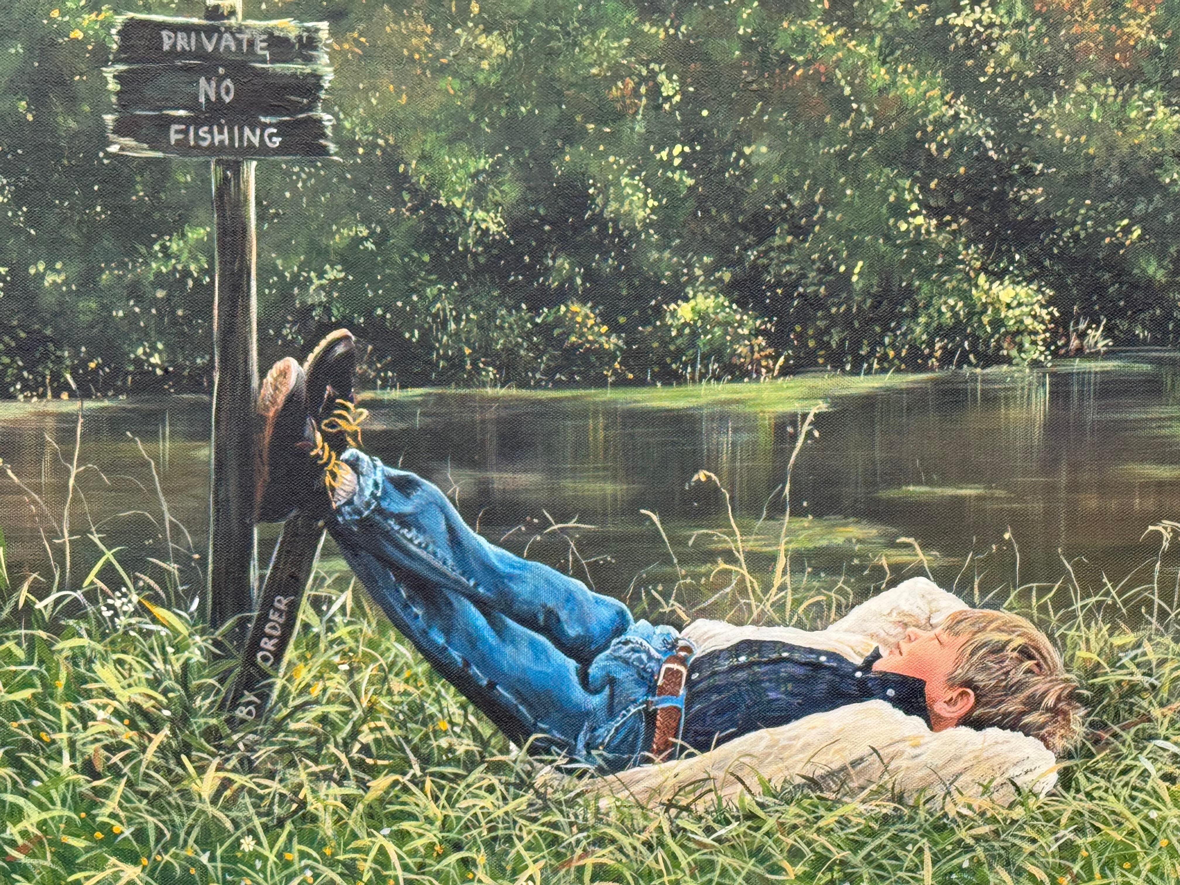 Junger Junge beim Angeln an einem schönen Fluss in üppiger grüner englischer Landschaft im Angebot 4