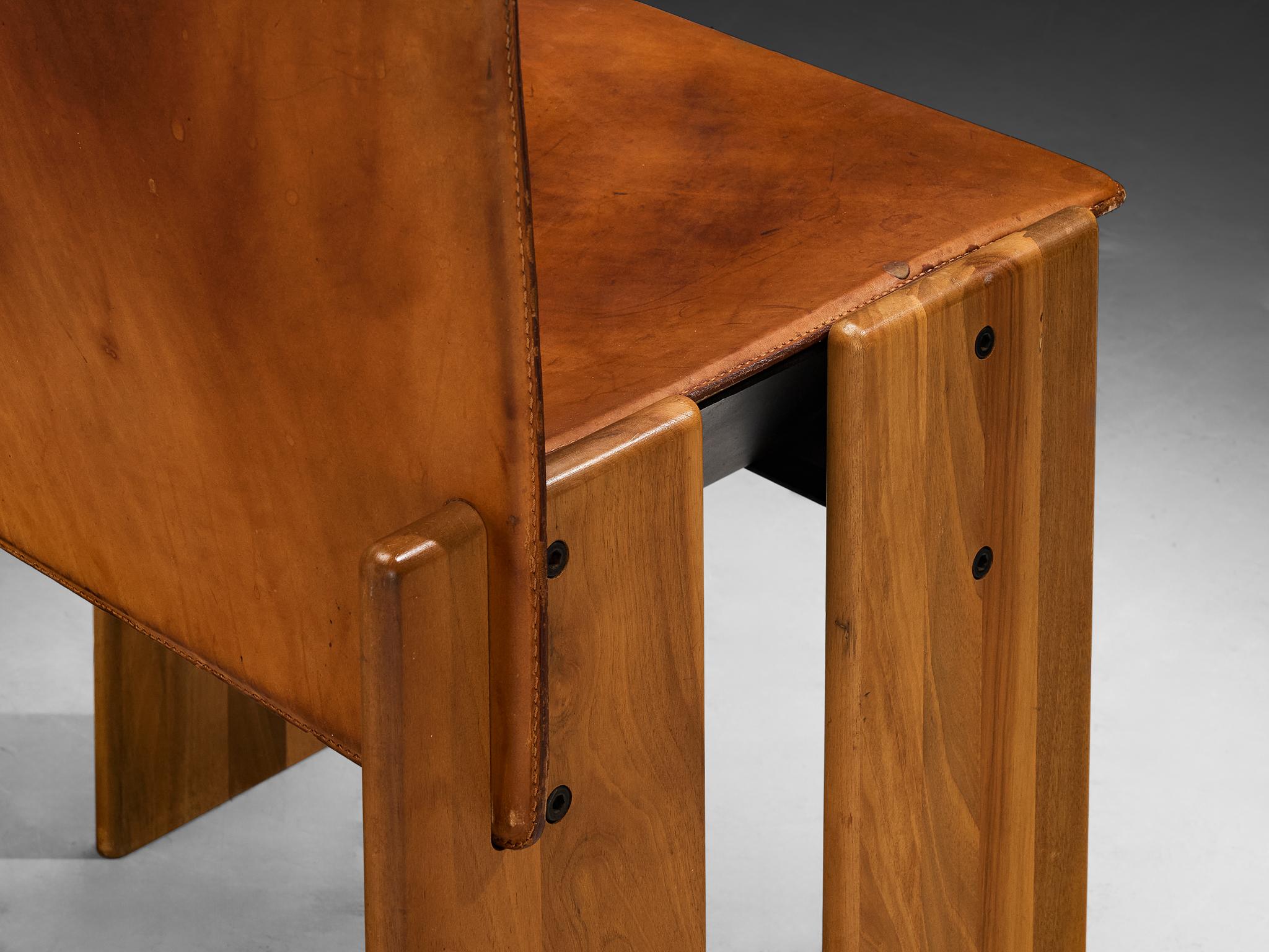 Barsacchi & Vegni, sedia da pranzo, modello 'Avila', noce, pelle, metallo, Italia, anni '70  

Bella sedia da pranzo disegnata da Barsacchi e Vegni negli anni Settanta. Questo design cattura facilmente l'attenzione. Le venature vivaci del legno di