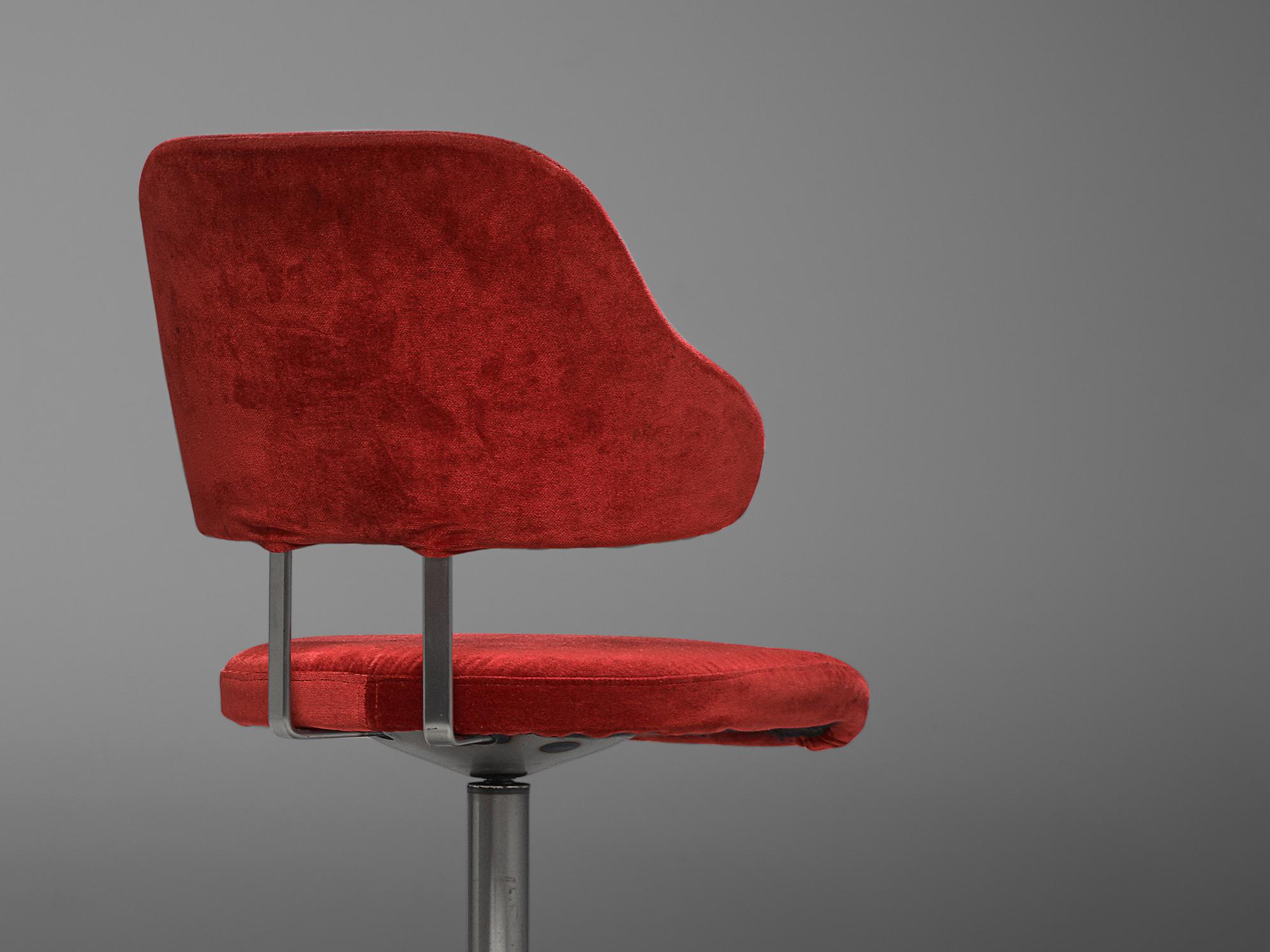 Barstool in Red Velvet Upholstery In Good Condition For Sale In Waalwijk, NL