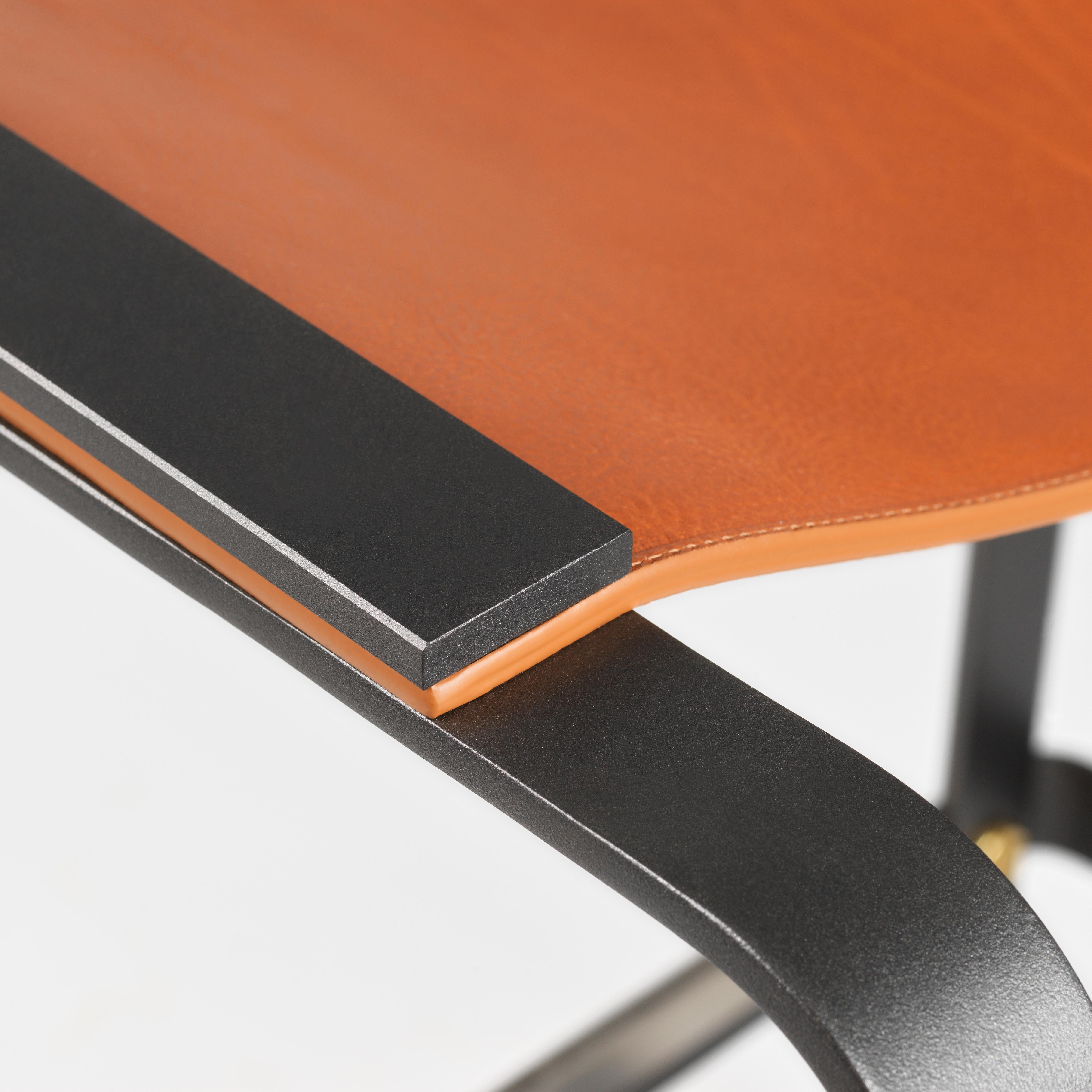 Sgabello da bar contemporaneo con. Schienale metallo Nuit Noir e pelle naturale Tan Tobacco in vendita 2